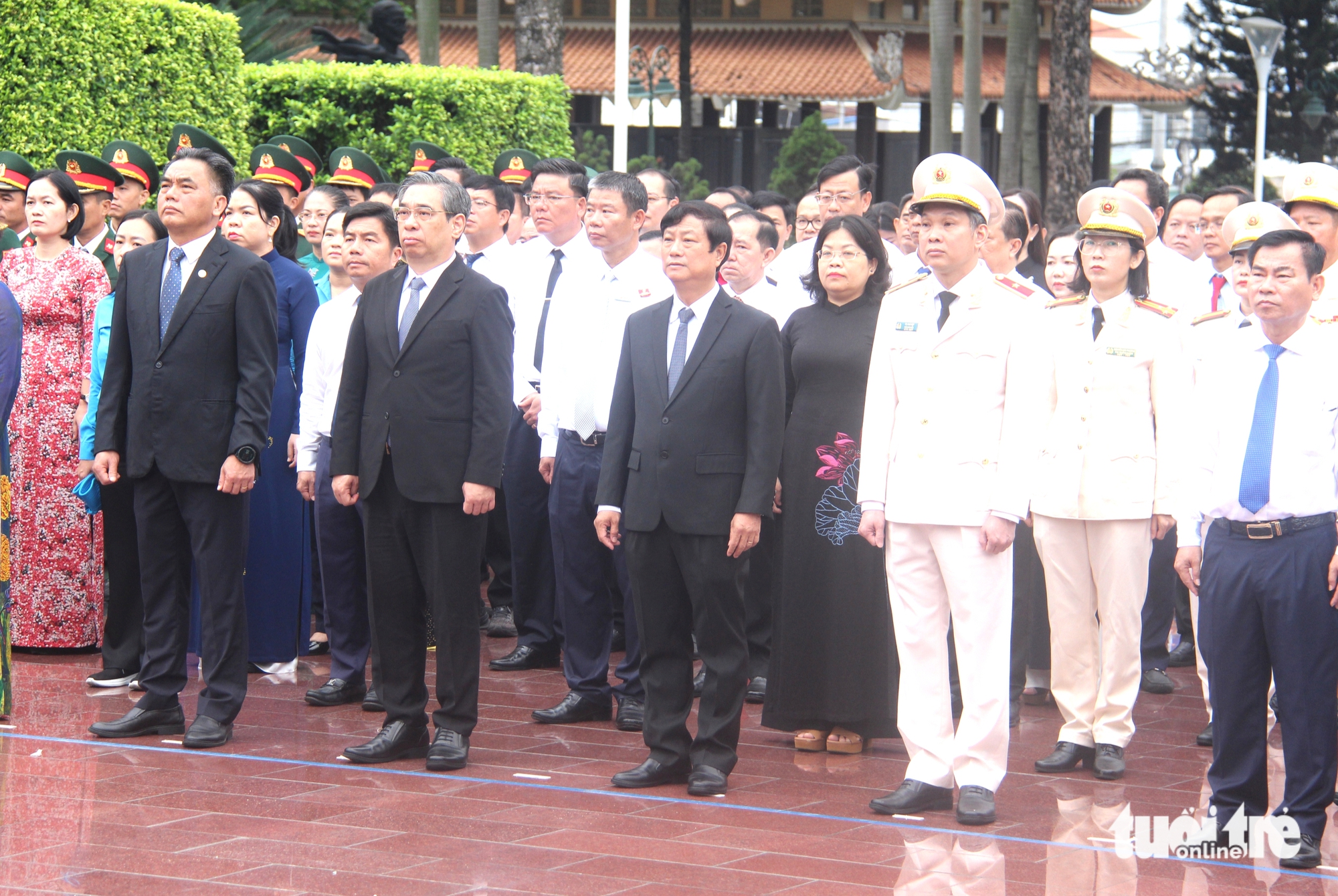 Bí thư Trần Lưu Quang cùng lãnh đạo TP.HCM dâng hương tưởng niệm Anh hùng liệt sĩ nhân ngày 27-7 - Ảnh 7.