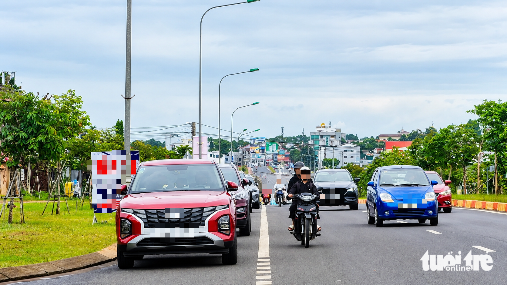 Làn xe máy thành 'bãi đỗ' ô tô trên đại lộ ngàn tỉ - Ảnh 2.