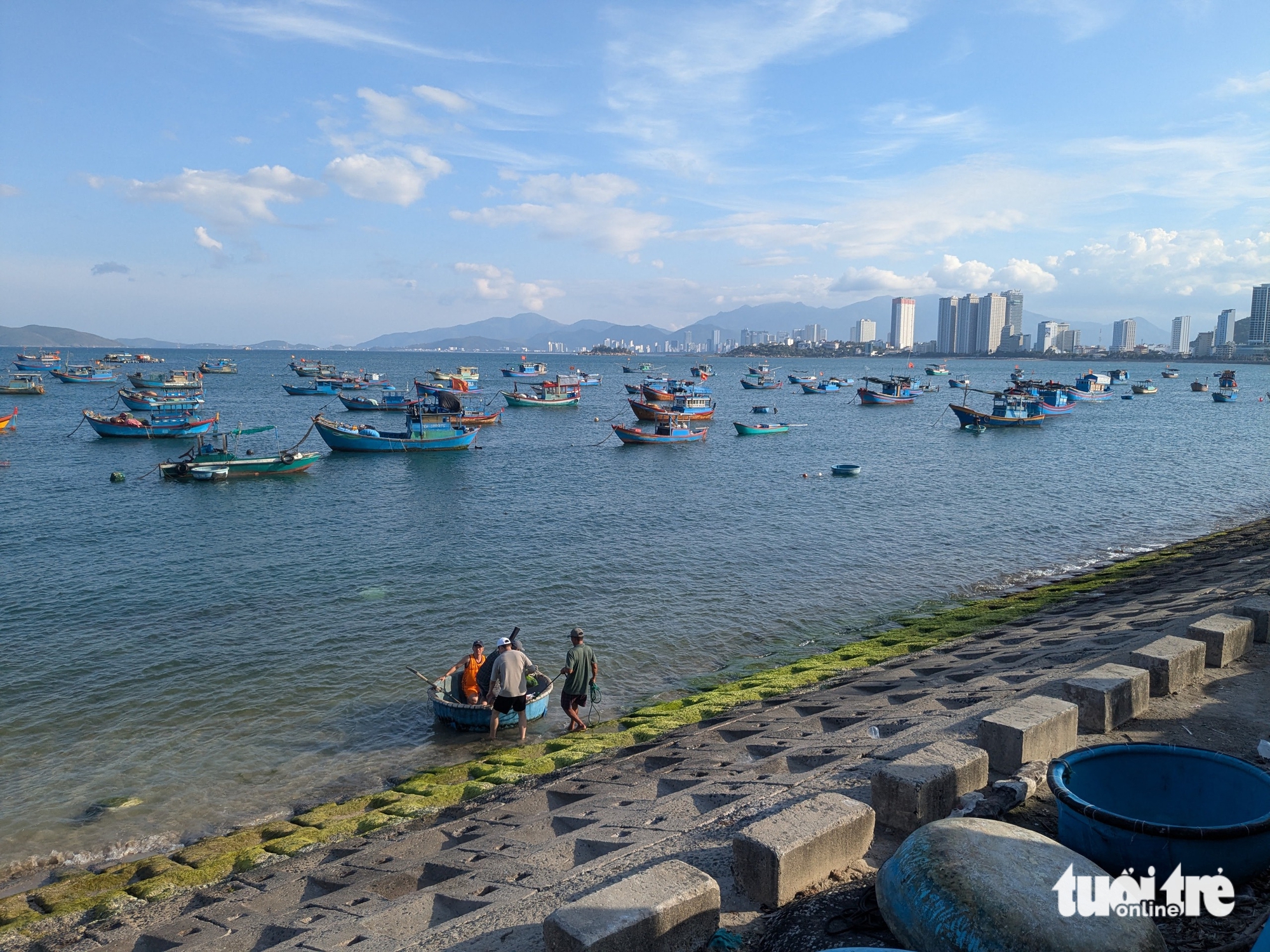 Bạn đọc hiến kế giúp chính quyền vụ thu giữ gánh hàng rong của bà bán trái cây 'nổi tiếng' ở Nha Trang? - Ảnh 3.