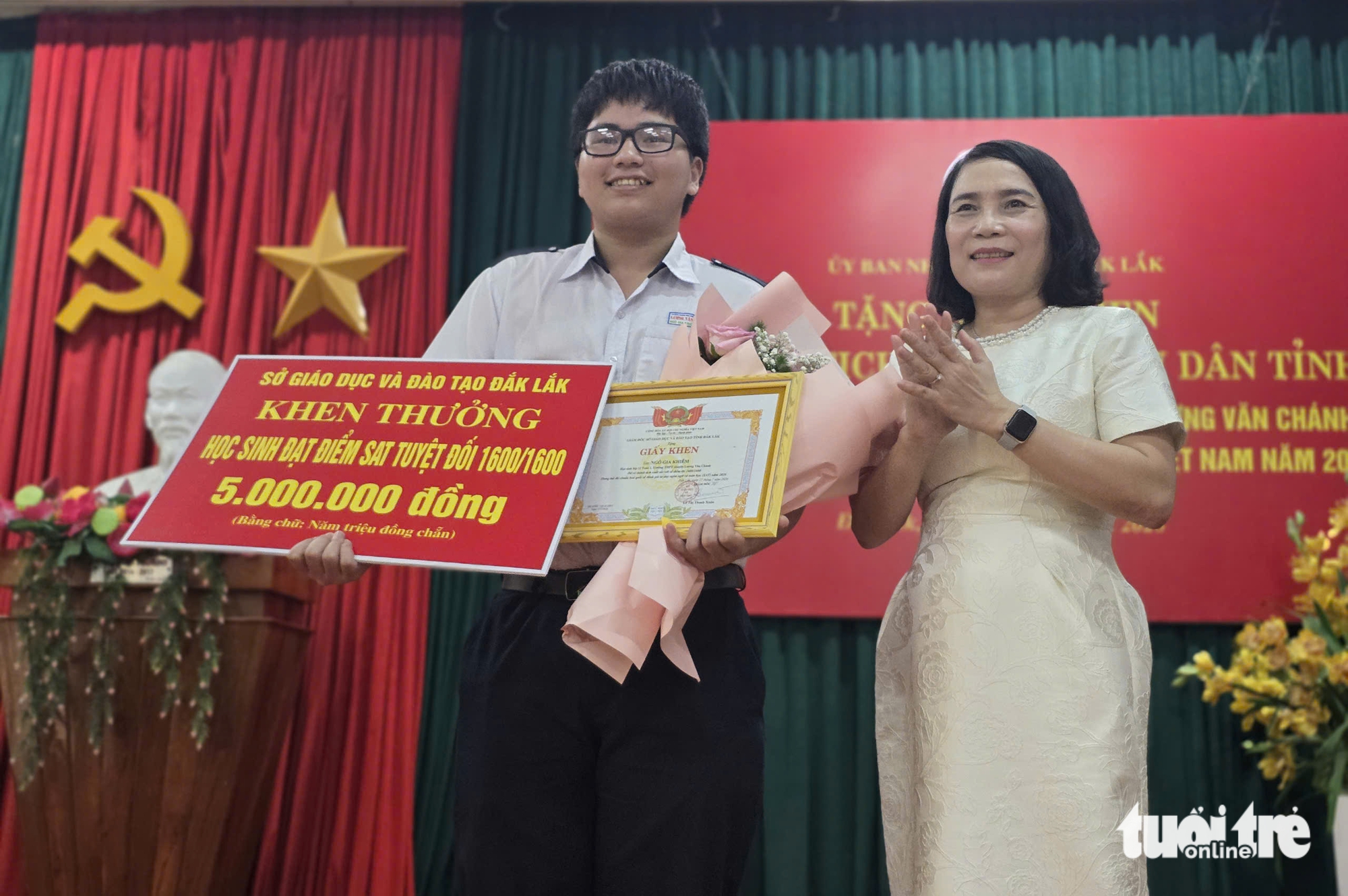 Chủ tịch tỉnh Đắk Lắk khen thưởng đội tuyển giành giải Nhất Mô hình hóa Toán học Việt Nam - Ảnh 3.