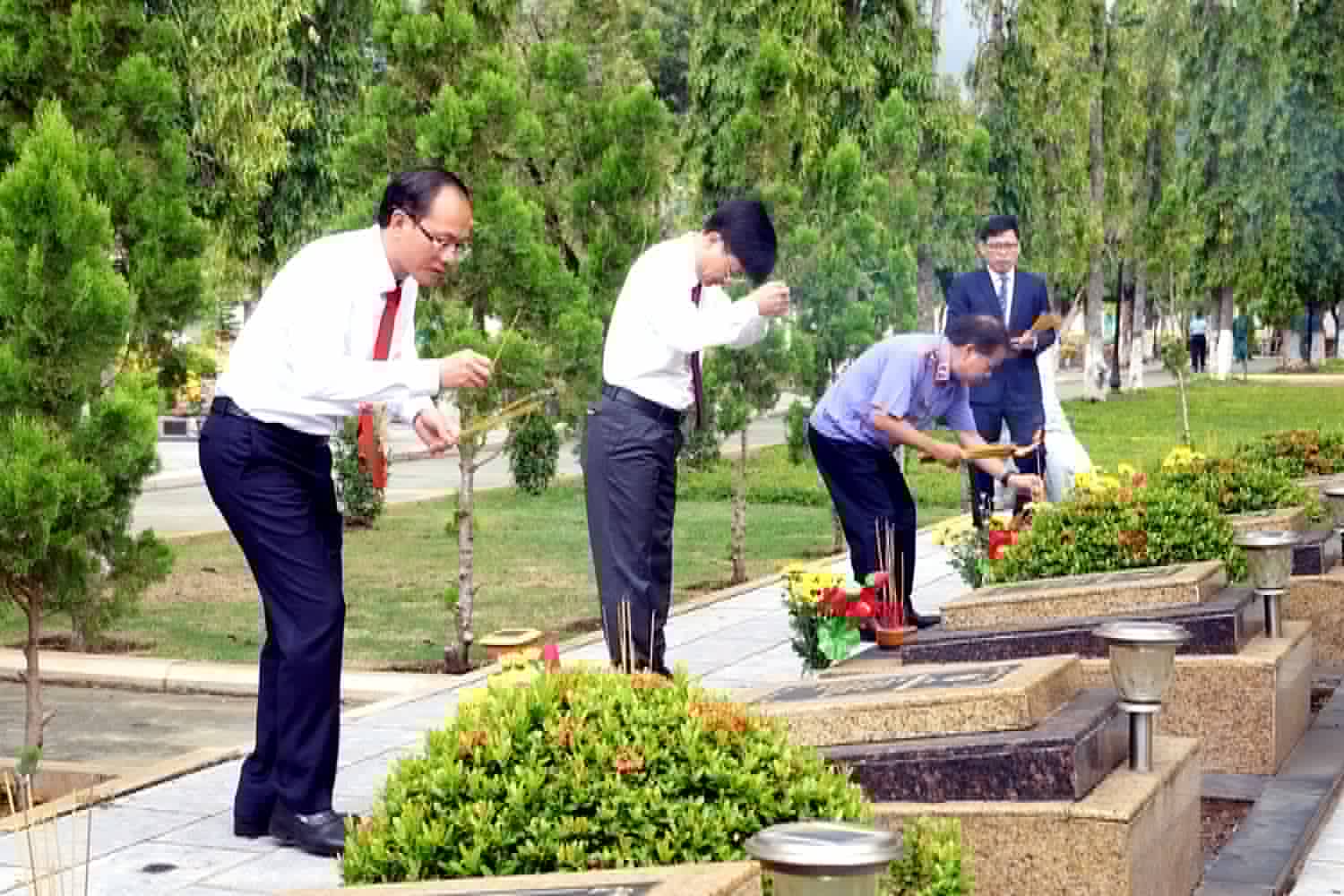 Bí thư Trần Lưu Quang cùng lãnh đạo TP.HCM dâng hương tưởng niệm Anh hùng liệt sĩ nhân ngày 27-7 - Ảnh 17.