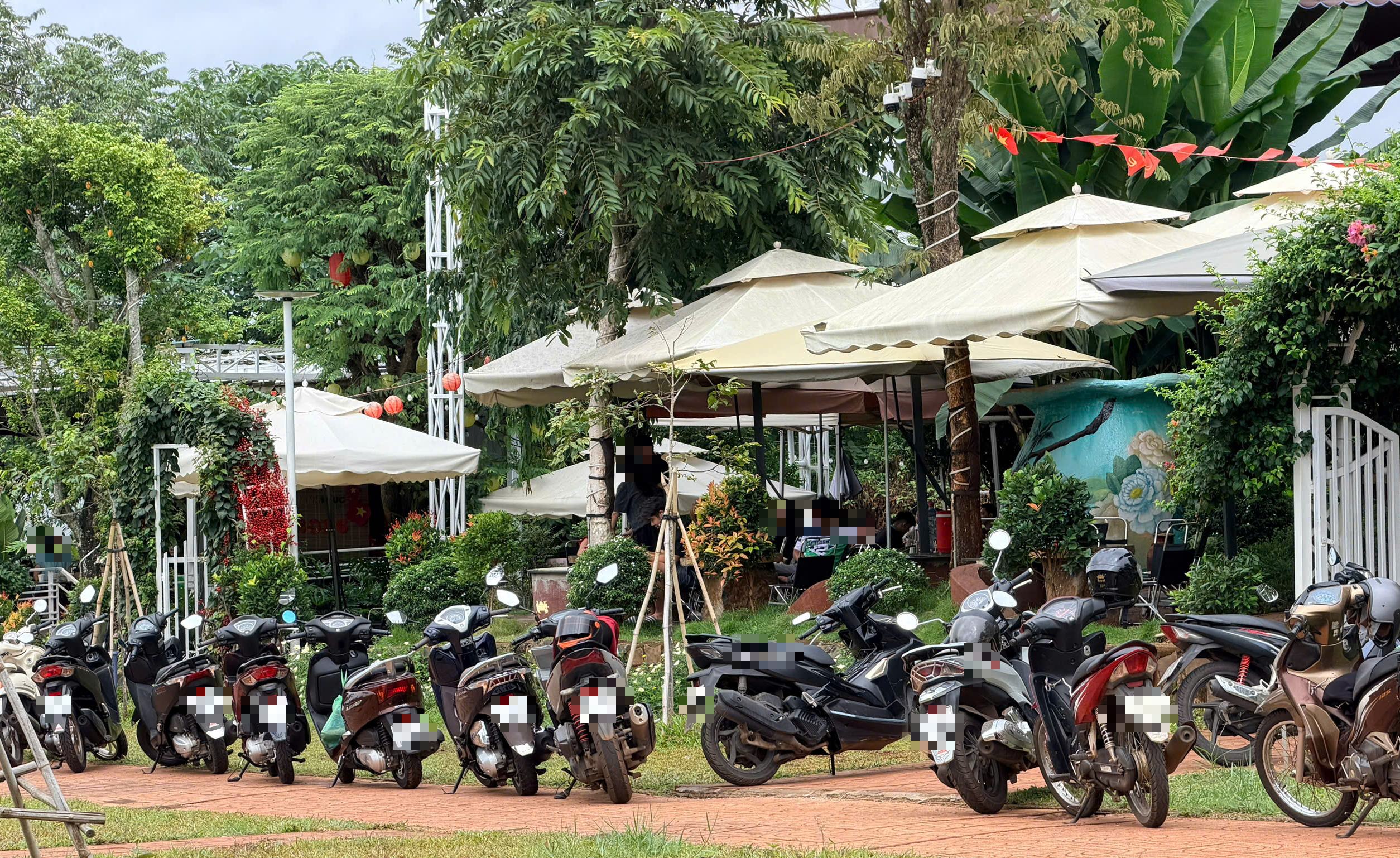 Làn xe máy thành 'bãi đỗ' ô tô trên đại lộ ngàn tỉ - Ảnh 3.