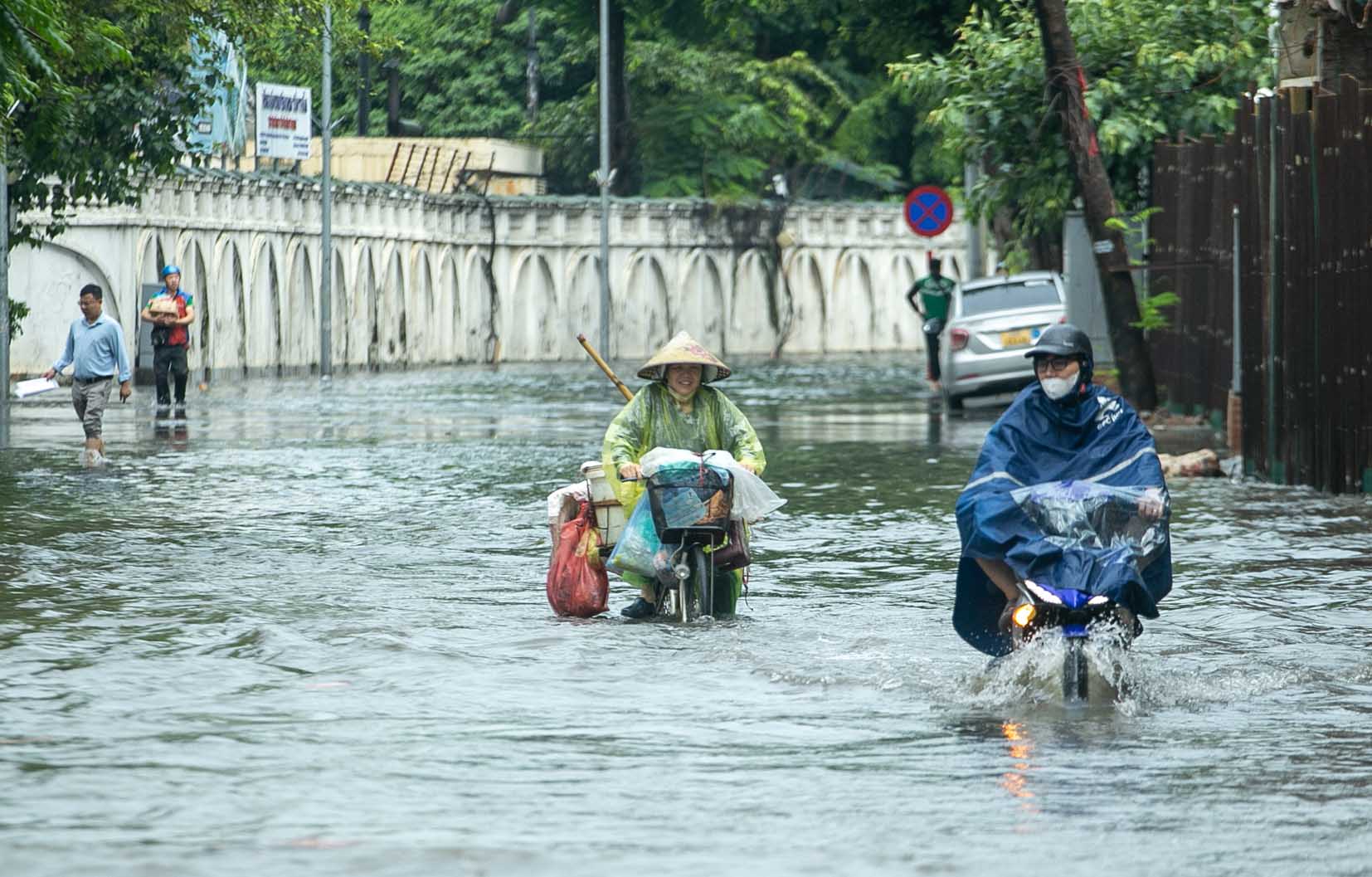 Dự báo Hà Nội mưa dông giờ tan tầm, Bắc và Nam Bộ mưa lớn - Ảnh 1.