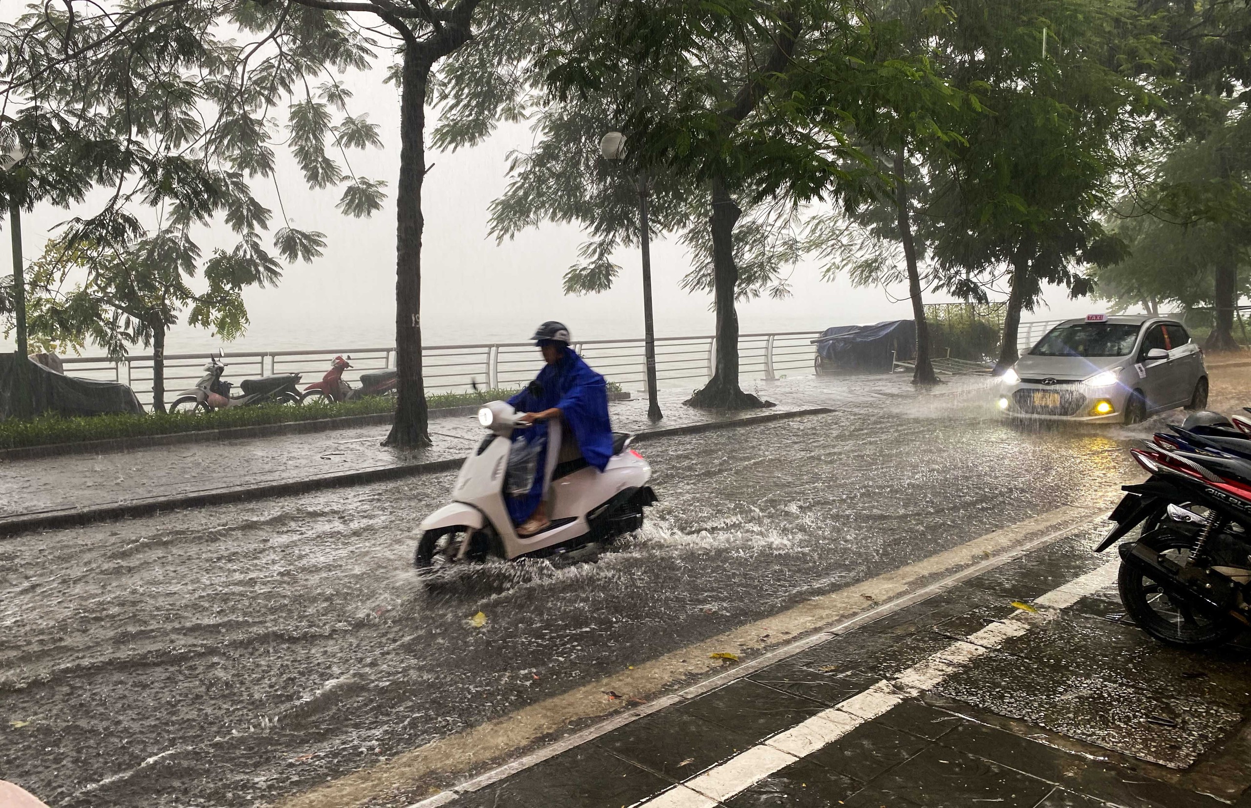 Hà Nội mưa to, chiều tối nay miền Bắc mưa lớn - Ảnh 2.