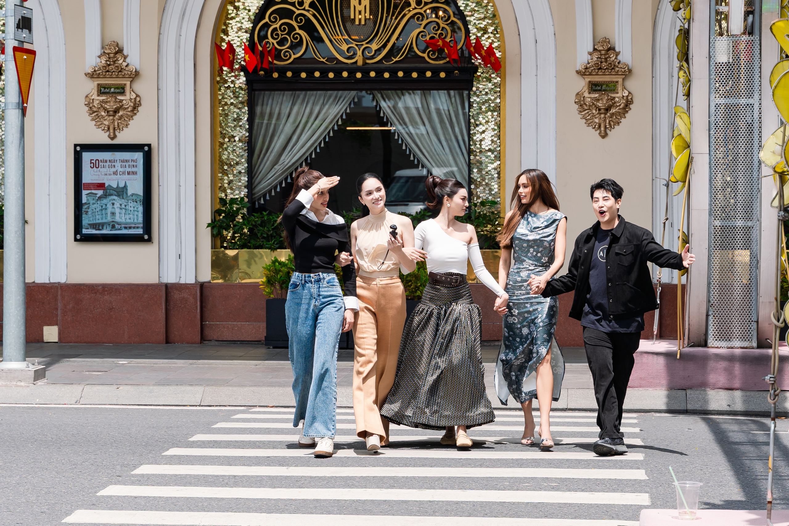 Hoa hậu quốc tế mê bánh mì, bún chả và vẻ đẹp TP.HCM - Ảnh 2.
