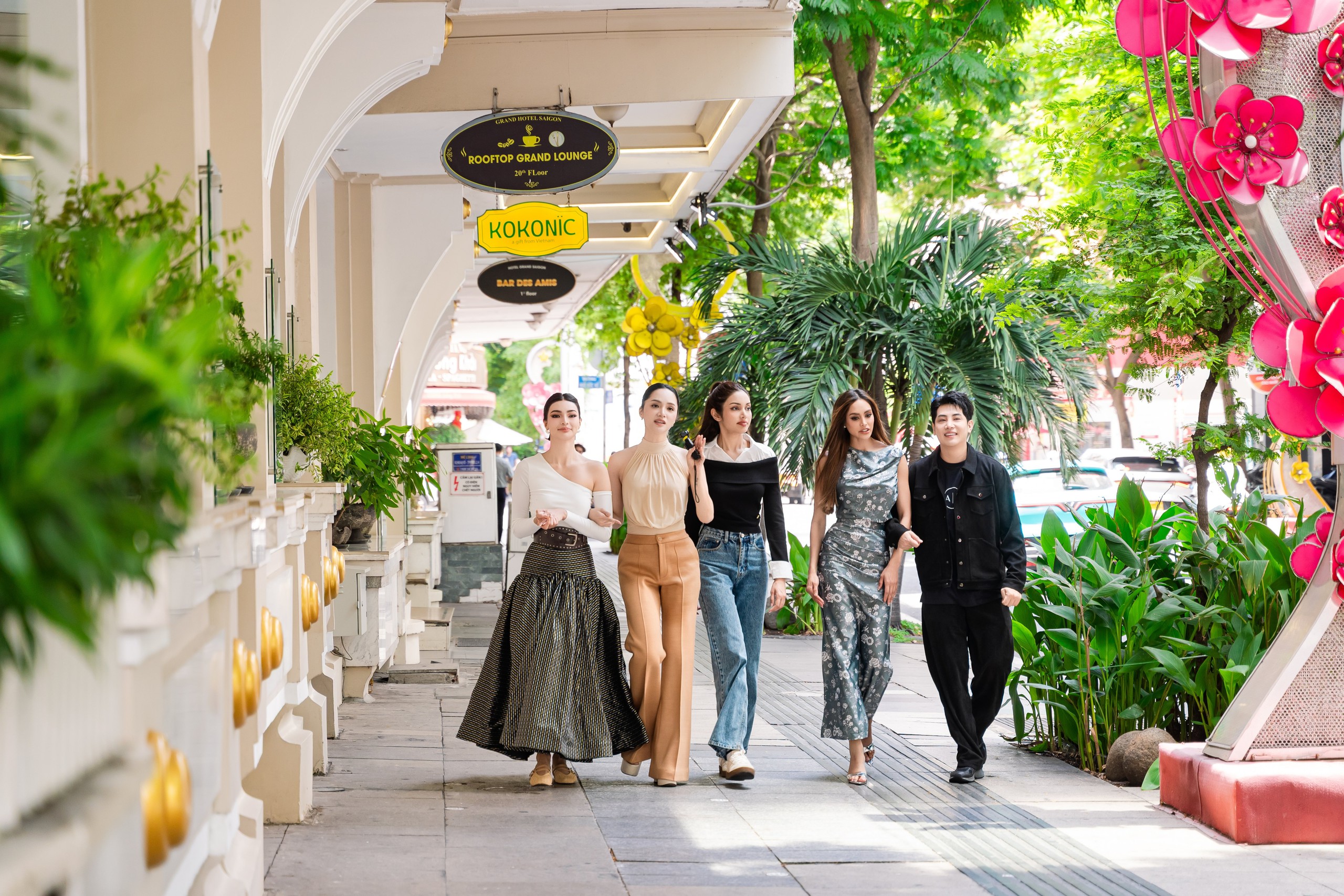 Hoa hậu quốc tế mê bánh mì, bún chả và vẻ đẹp TP.HCM - Ảnh 1.
