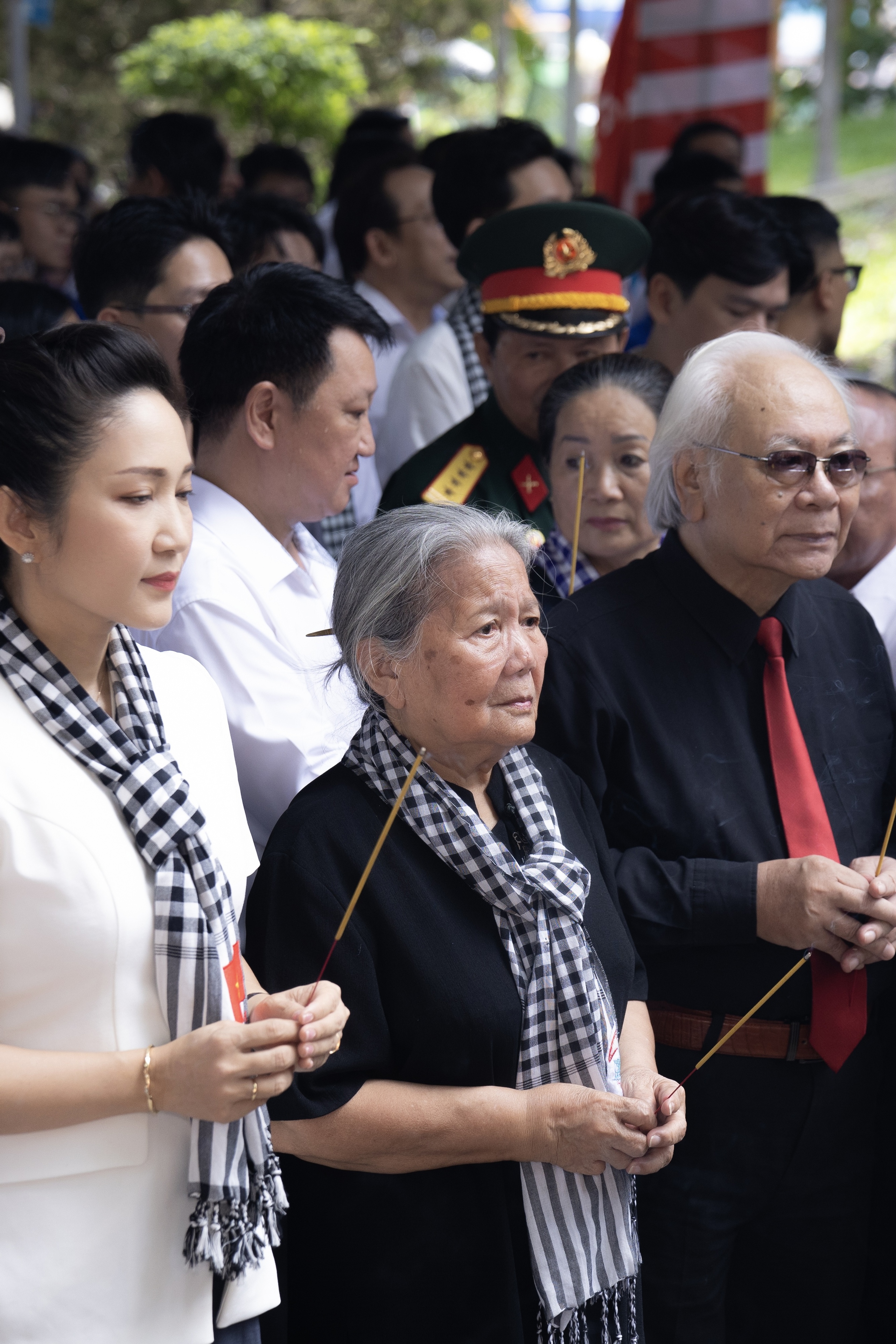 Hơn 100 văn nghệ sĩ nghẹn ngào hát giữa nơi tìm thấy hài cốt liệt sĩ ở công viên Lê Thị Riêng - Ảnh 6.