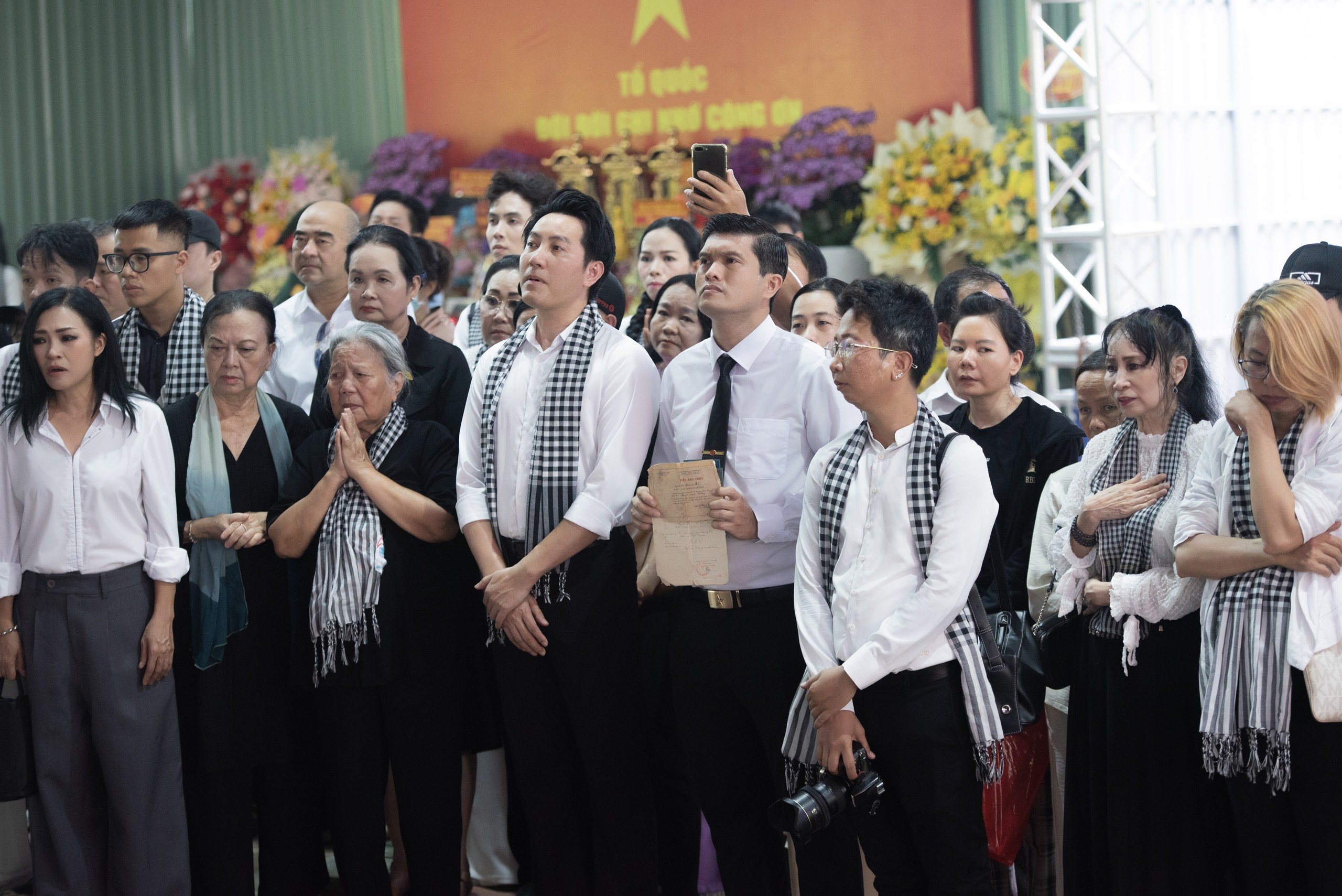 Hơn 100 văn nghệ sĩ nghẹn ngào hát giữa nơi tìm thấy hài cốt liệt sĩ ở công viên Lê Thị Riêng - Ảnh 3.