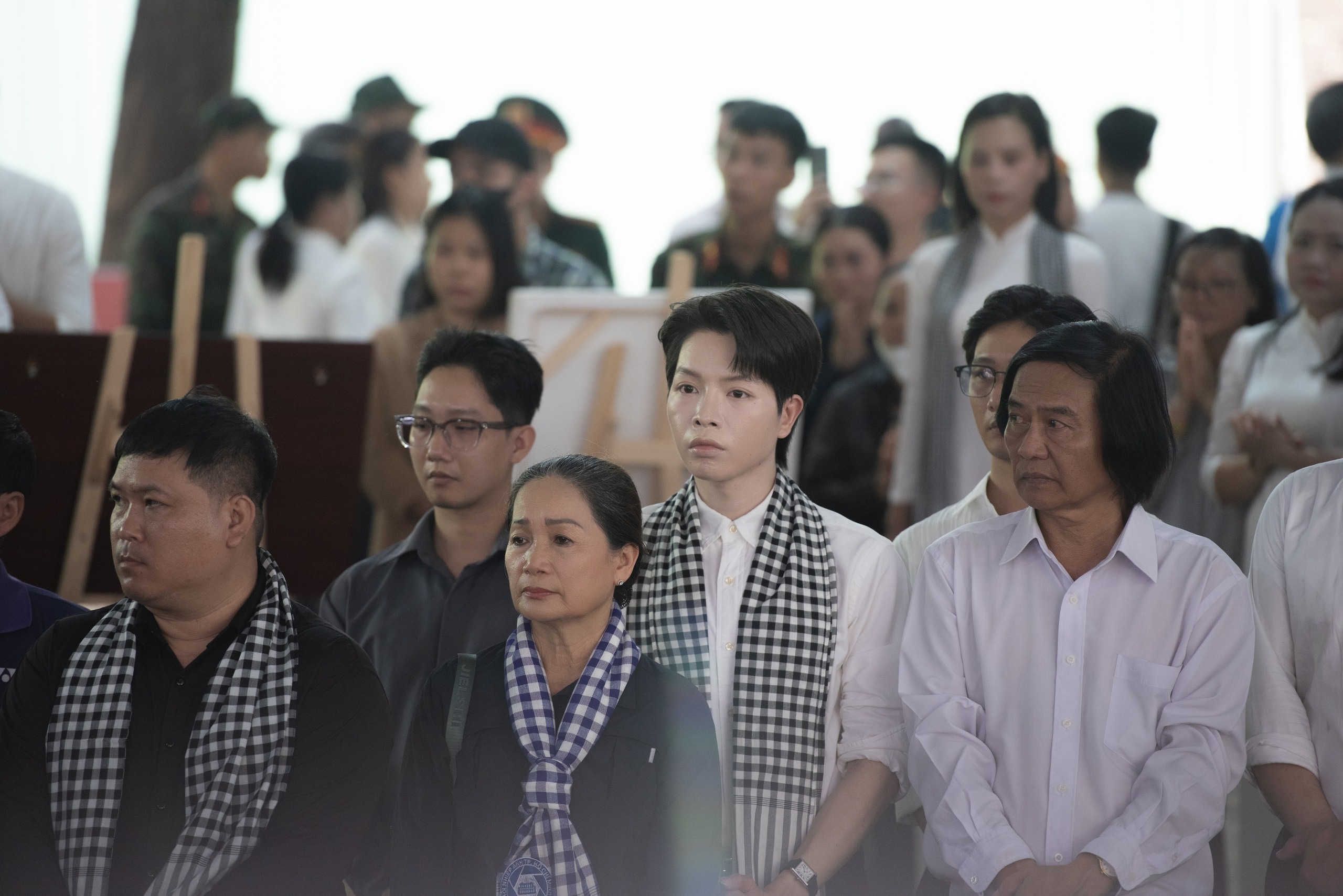 Hơn 100 văn nghệ sĩ nghẹn ngào hát giữa nơi tìm thấy hài cốt liệt sĩ ở công viên Lê Thị Riêng - Ảnh 4.