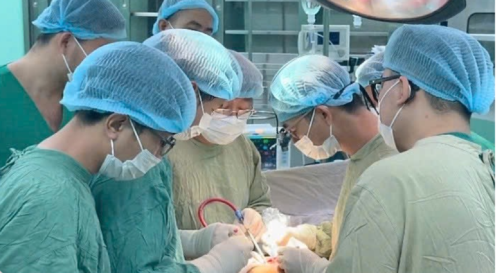Bệnh viện Nhân dân 115 giúp Bệnh viện Đa khoa Bà Rịa làm chủ kỹ thuật phẫu thuật tạo hình khuyết hổng phần mềm diện rộng - Ảnh 1.