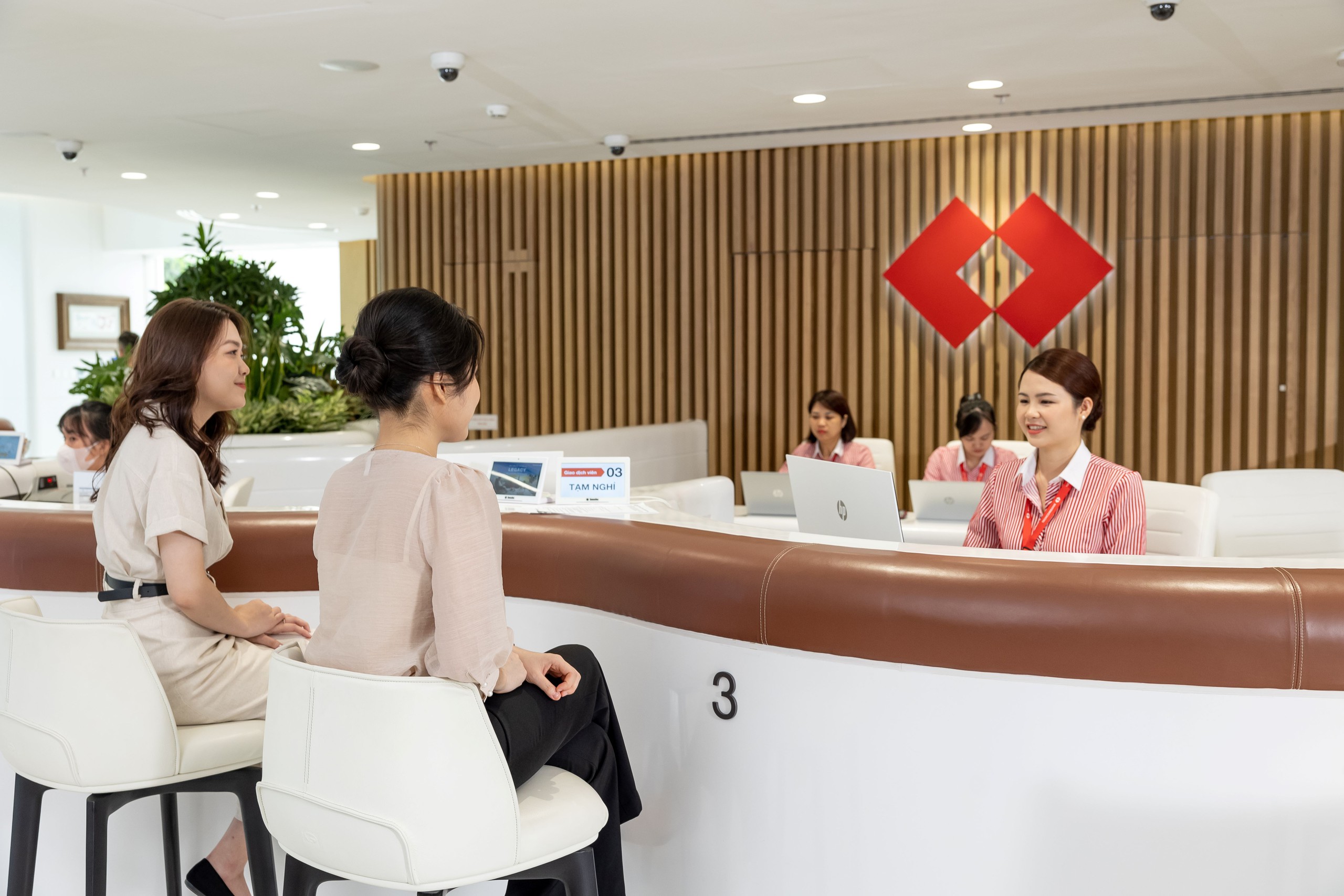 Techcombank báo lãi trước thuế gần 18.540 tỉ đồng trong nửa đầu năm - Ảnh 2.
