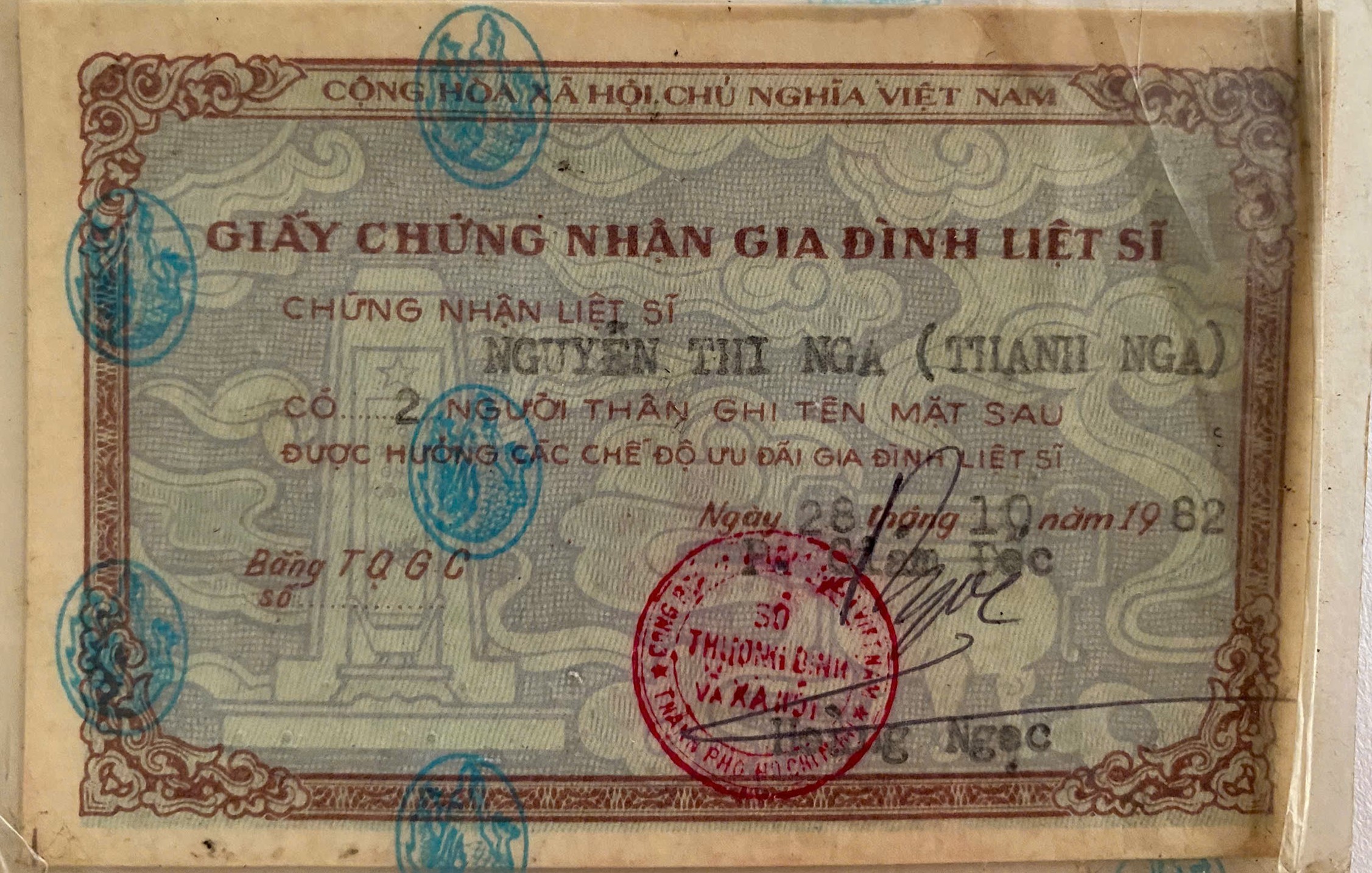 Khán giả xúc động khi con trai đăng giấy chứng nhận liệt sĩ của Thanh Nga - Ảnh 1.