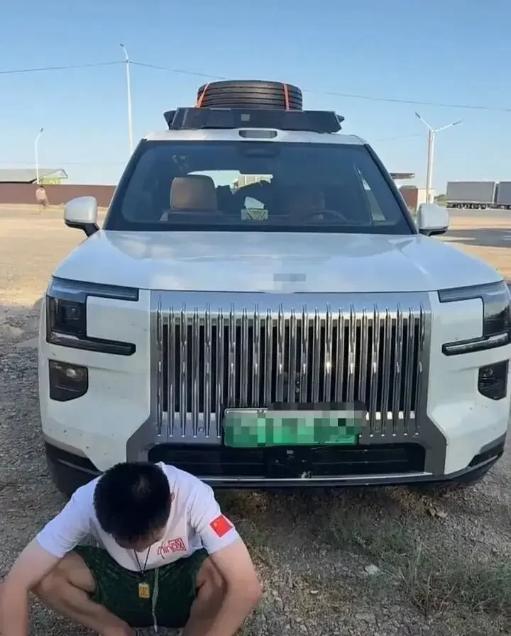 Lái xe Trung Quốc đi du lịch thế giới bất ngờ bị 'khóa' giữa đường, hãng phải lên xin lỗi - Ảnh 2.