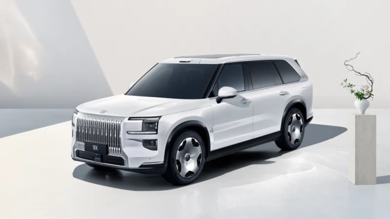 Lái xe Trung Quốc đi du lịch thế giới bất ngờ bị 'khóa' giữa đường, hãng phải lên xin lỗi - Ảnh 3.