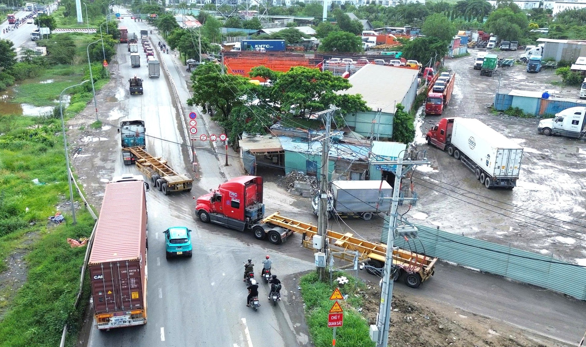 Phó Giám đốc Sở Xây dựng TP.HCM: Đóng kết nối bãi xe container tự phát dọc đường Võ Chí Công - Ảnh 1.