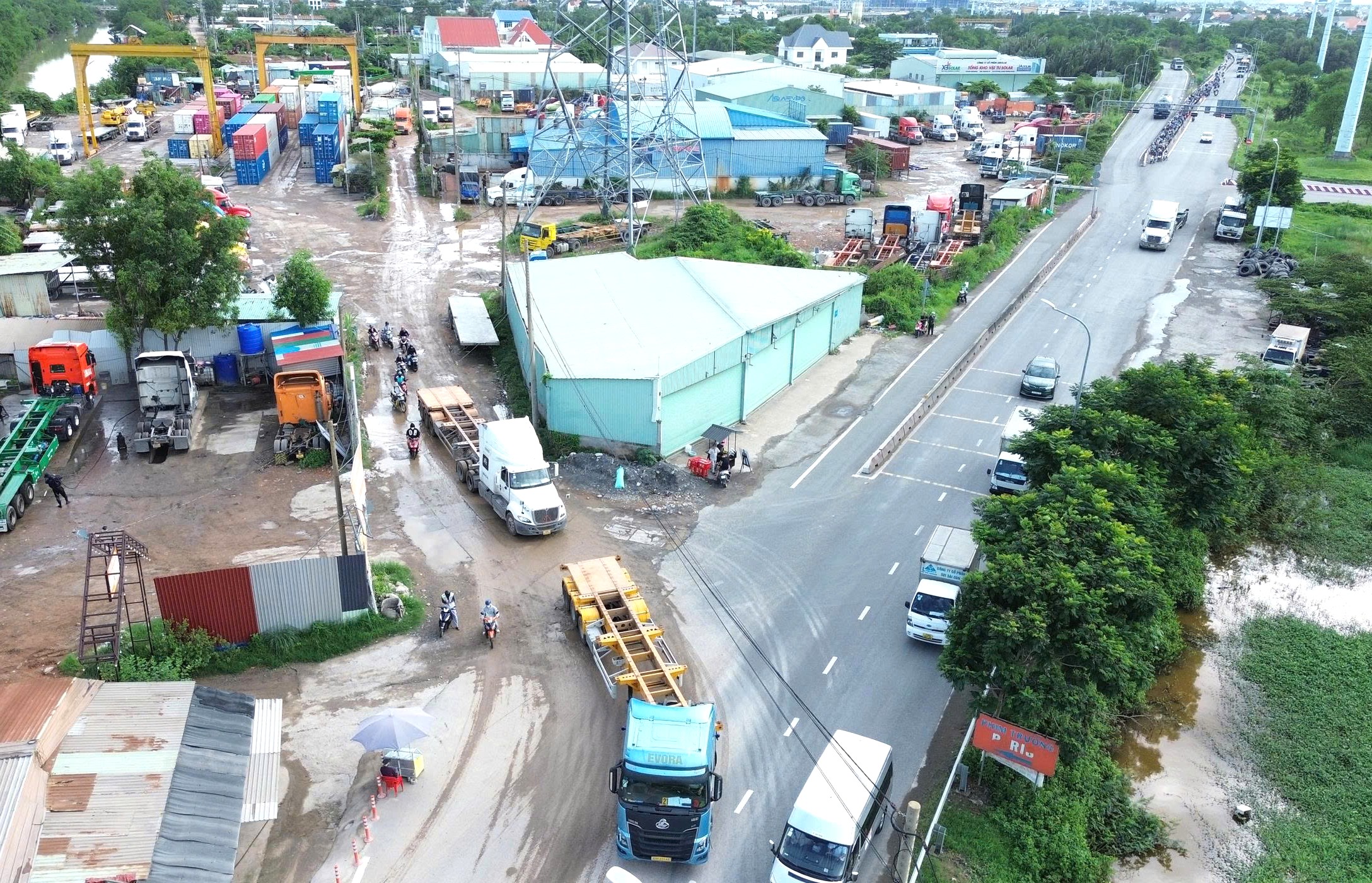 Phó Giám đốc Sở Xây dựng TP.HCM: Đóng kết nối bãi xe container tự phát dọc đường Võ Chí Công - Ảnh 2.