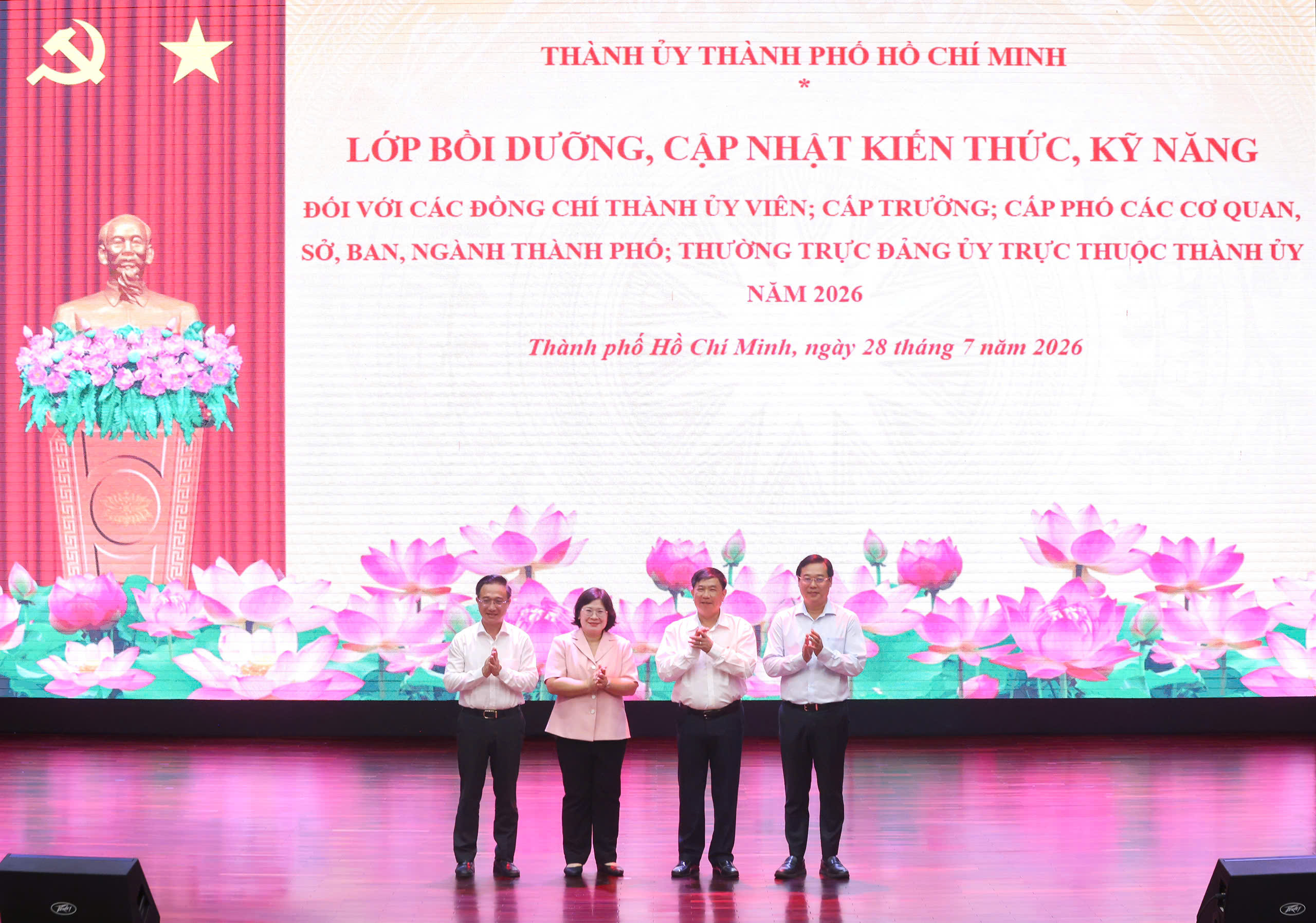 GS.TS Vũ Minh Khương: TP.HCM cần cải cách mô hình quản trị để trở thành 'tâm chấn phát triển' của vùng - Ảnh 1.