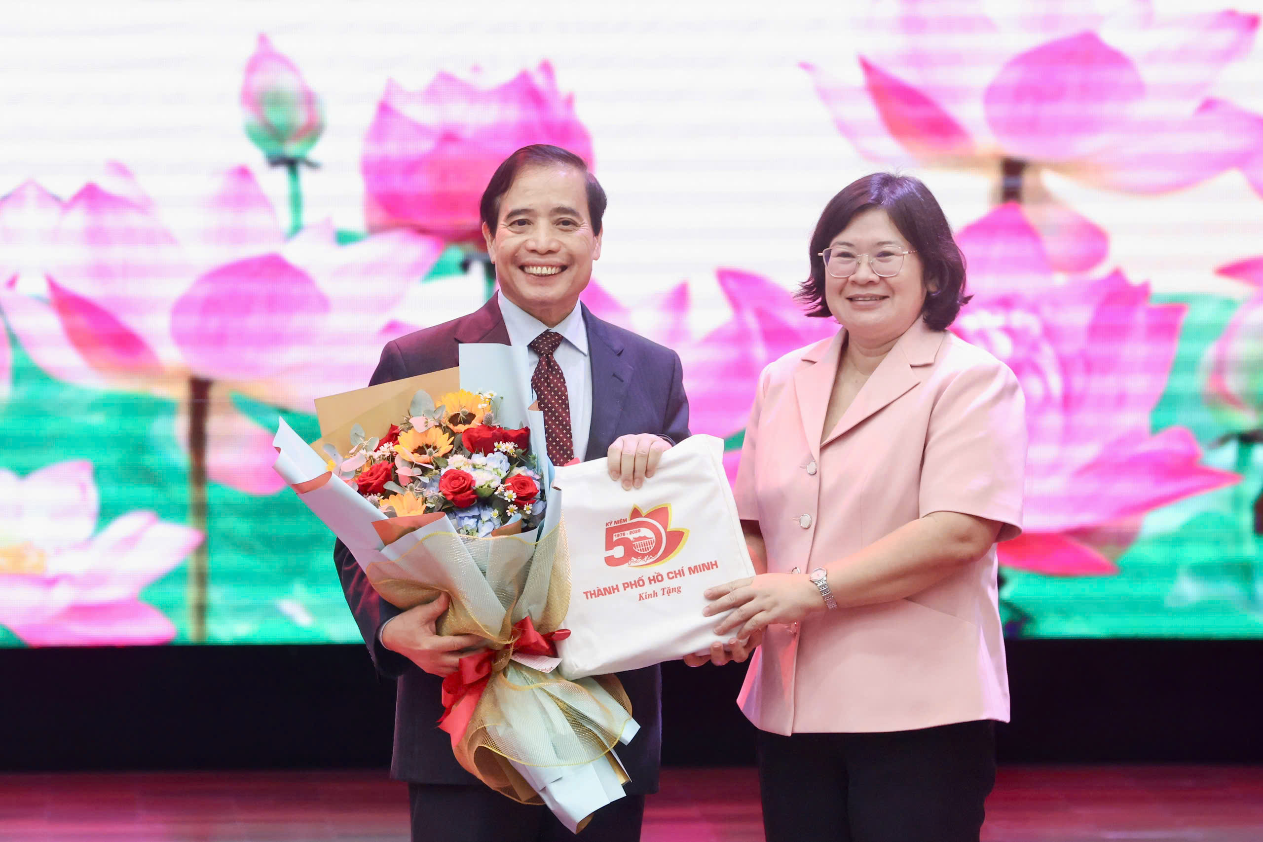 GS.TS Vũ Minh Khương: TP.HCM cần cải cách mô hình quản trị để trở thành 'tâm chấn phát triển' của vùng - Ảnh 4.
