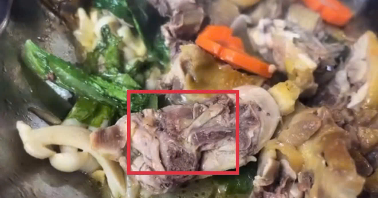 Đình chỉ cơ sở nấu ăn bị tố có giòi trong món gà - Ảnh 2.