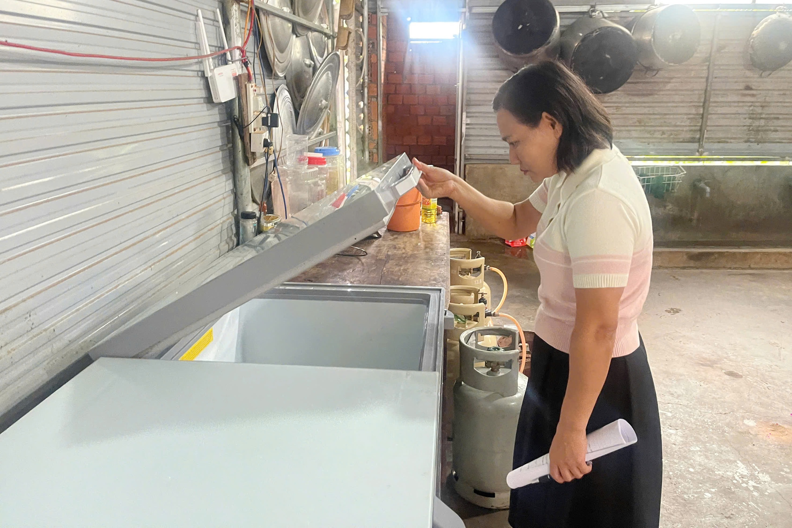 Kiểm tra cơ sở sau clip nghi có giòi trong món gà ở Đắk Lắk, tiếp tục xác minh nguyên nhân - Ảnh 2.