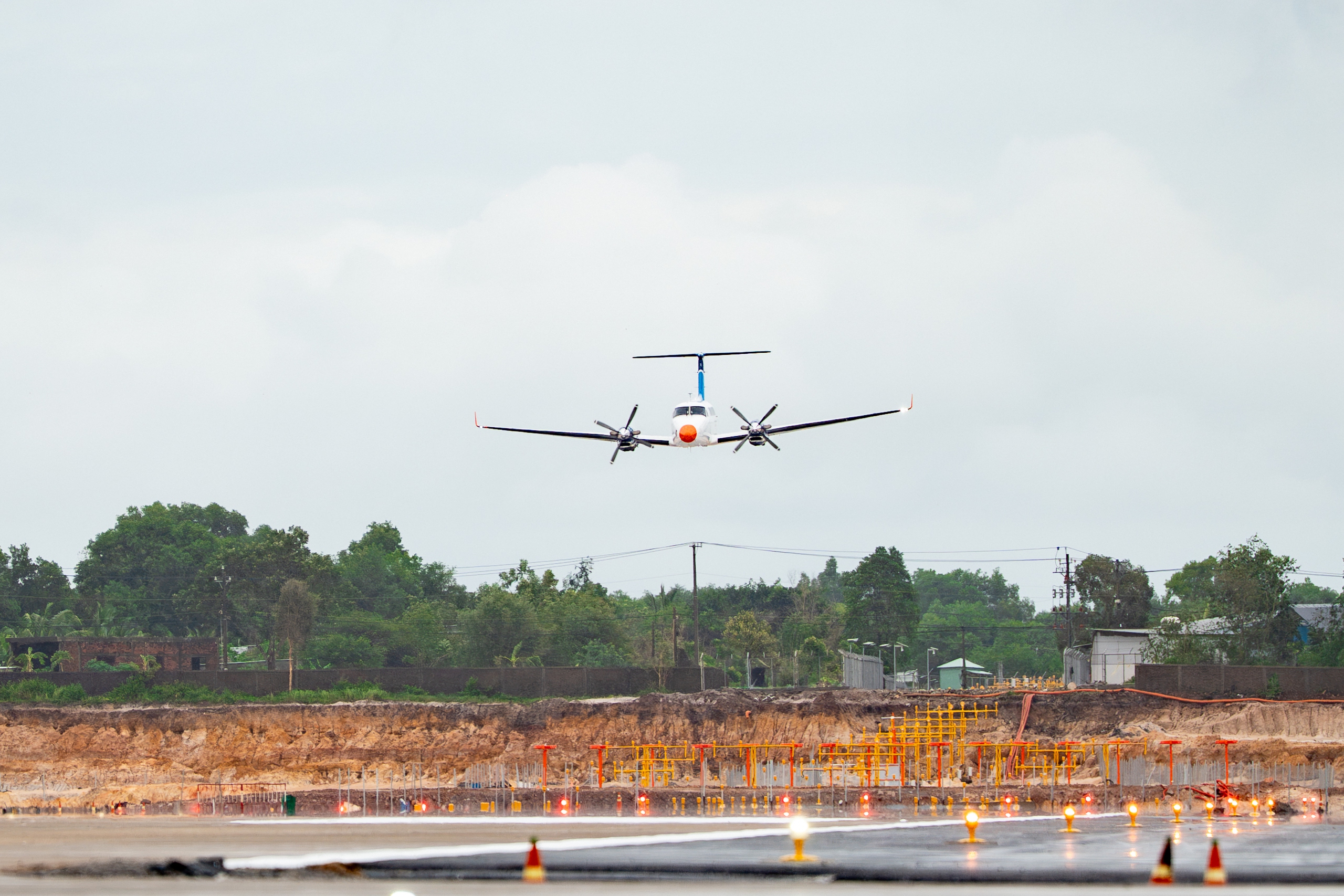 Dù mưa nhưng chuyến bay hiệu chuẩn trên đường băng số 2 ở sân bay Phú Quốc thành công - Ảnh 1.