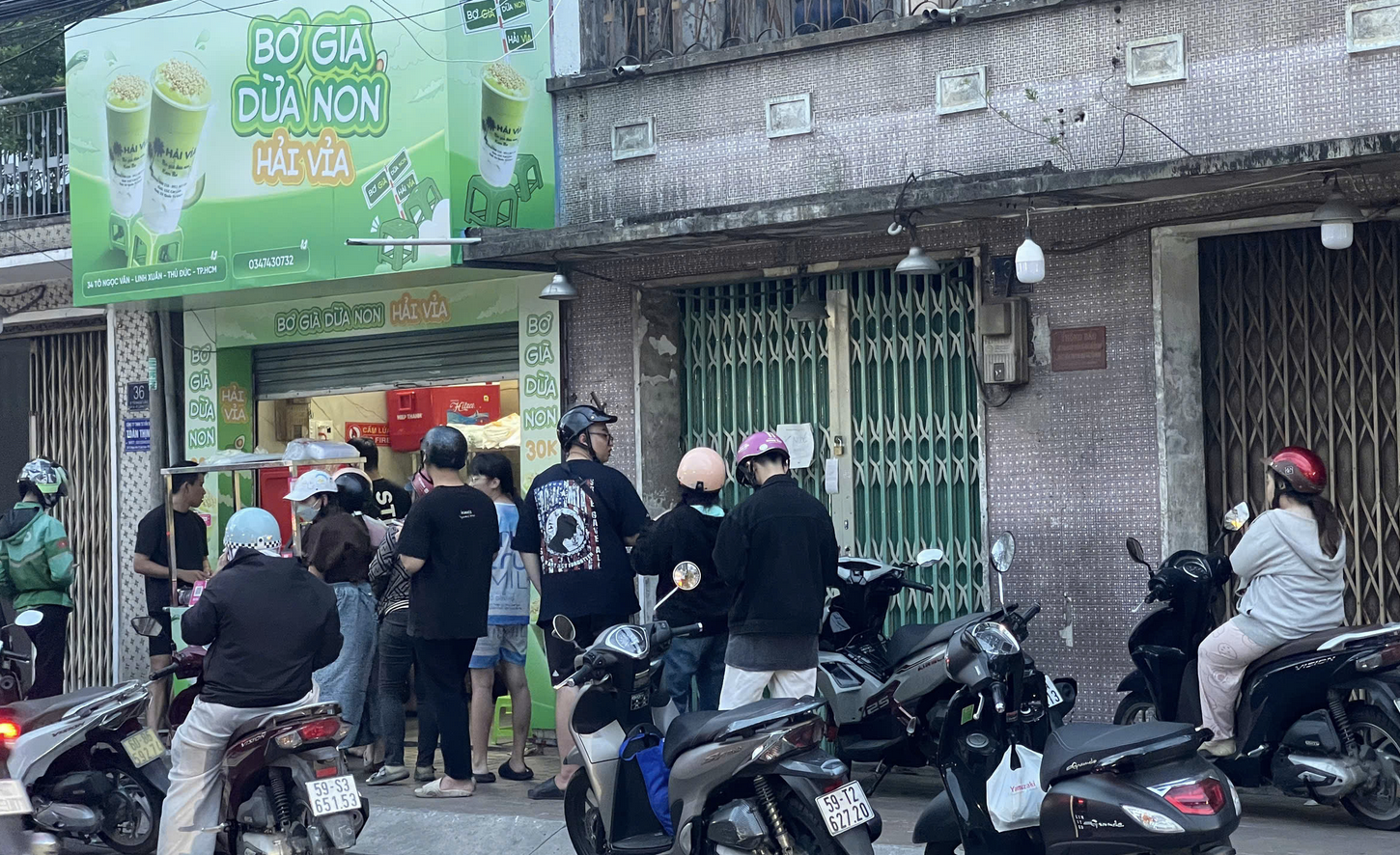 Từ sữa tuyết đến bơ già dừa non: Vì sao người trẻ chấp nhận xếp hàng để mua? - Ảnh 1.