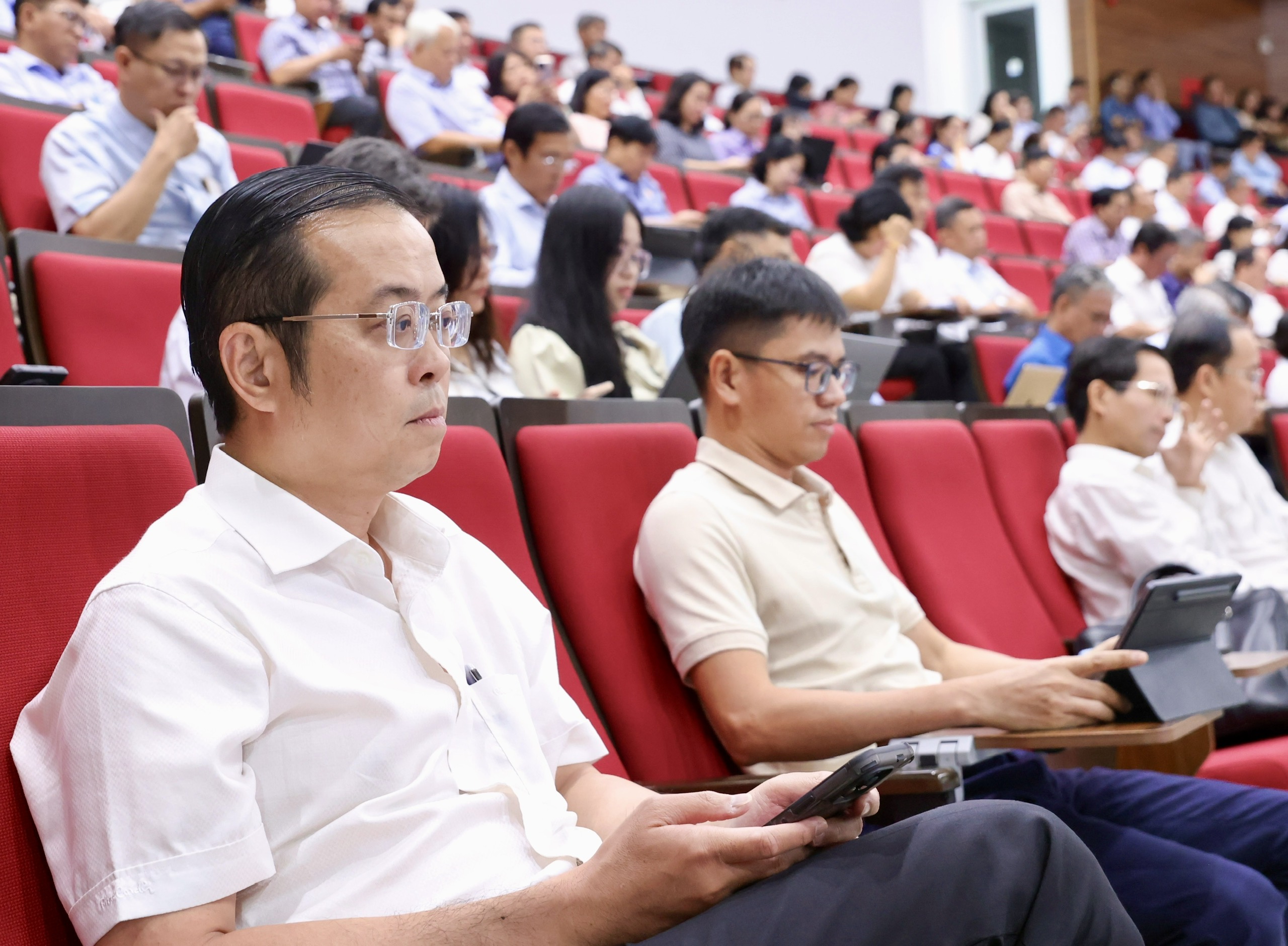 GS.TS Vũ Minh Khương: TP.HCM cần cải cách mô hình quản trị để trở thành 'tâm chấn phát triển' của vùng - Ảnh 3.