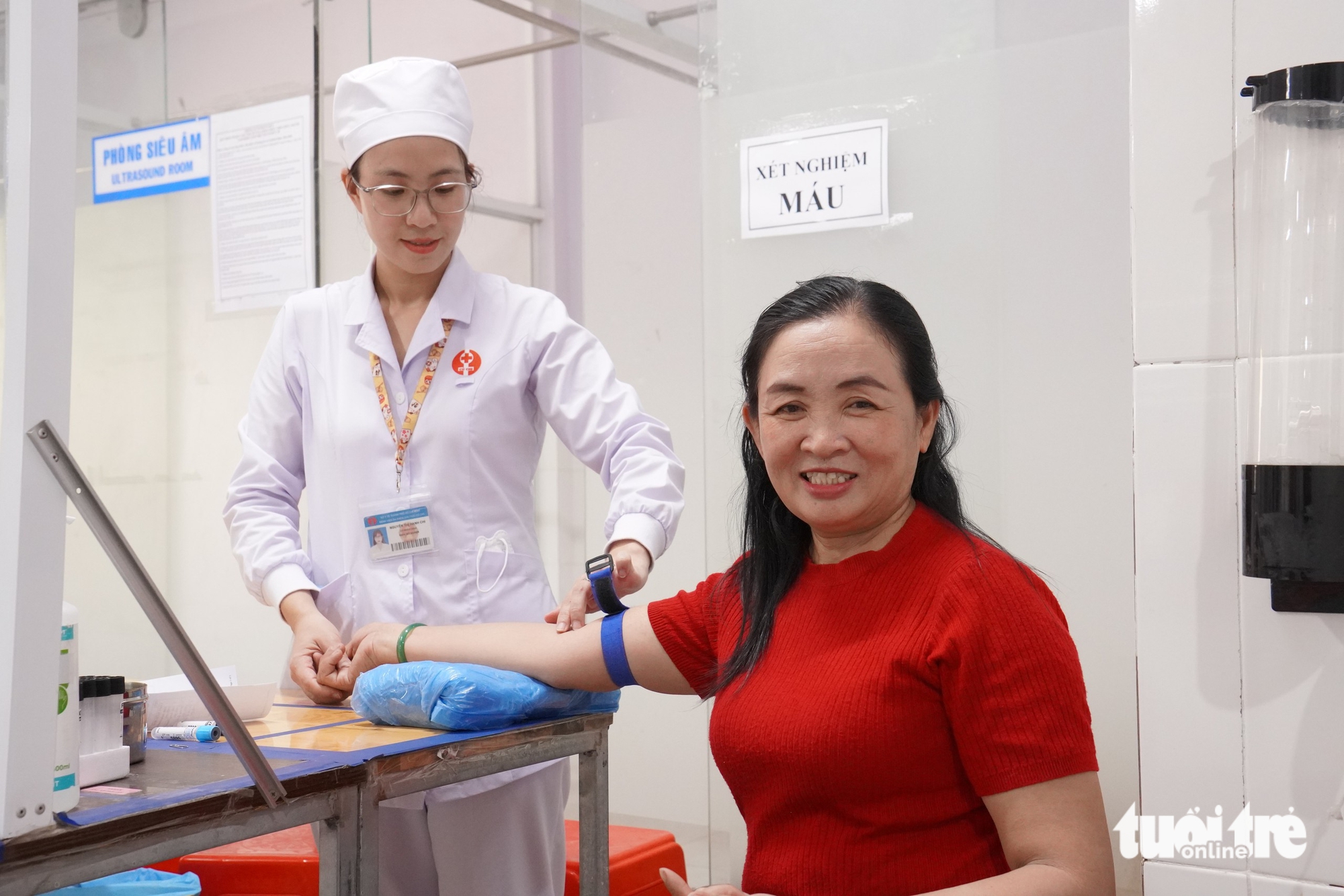 Chỉ dưới 3% người dân được khám sức khỏe, hai phường Tân Hiệp và Bến Thành nói gì? - Ảnh 2.