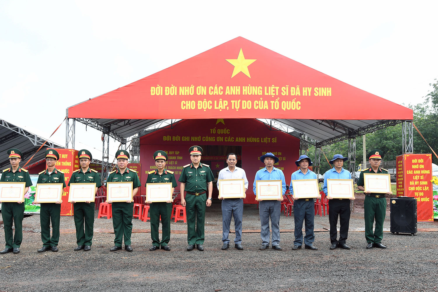 Chính ủy Quân khu 7 thăm, động viên cán bộ, chiến sĩ tìm kiếm, quy tập hài cốt liệt sĩ ở Đồng Nai - Ảnh 4.