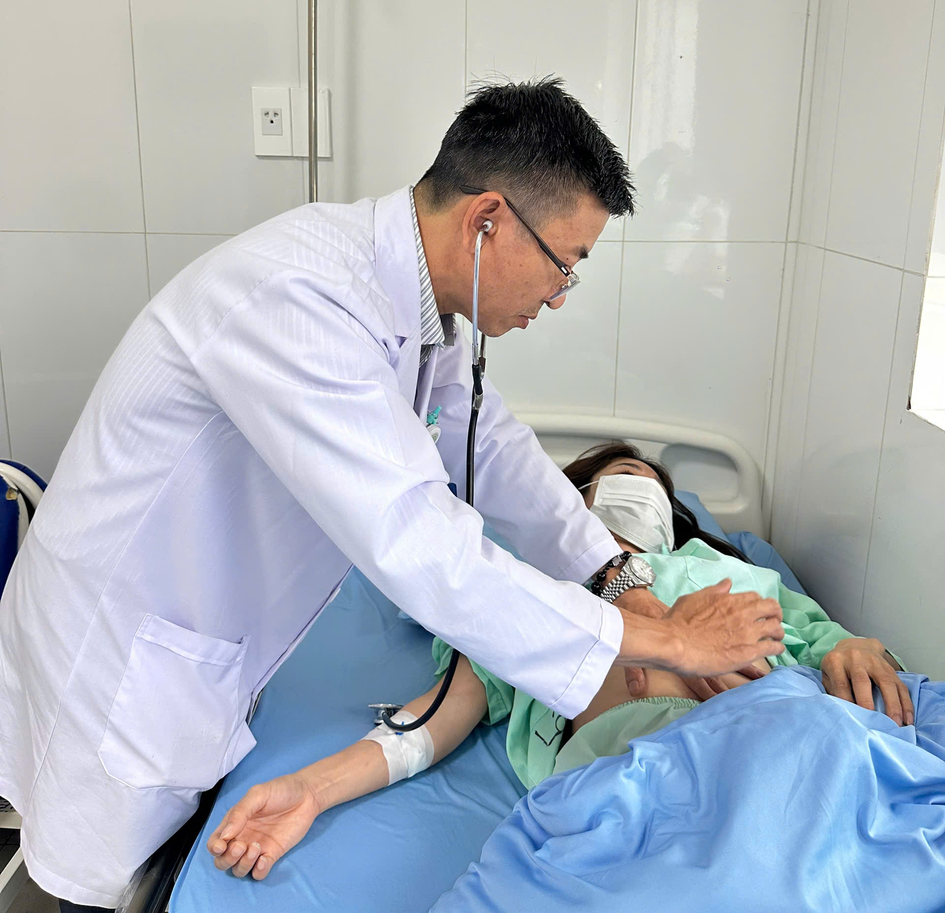 84 người ở Lâm Đồng nhập viện nghi ngộ độc sau khi ăn bánh mì - Ảnh 1.