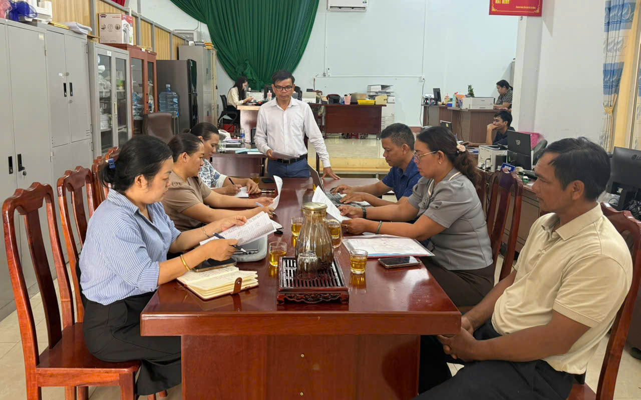 Đình chỉ cơ sở nấu ăn bị tố có giòi trong món gà - Ảnh 1.