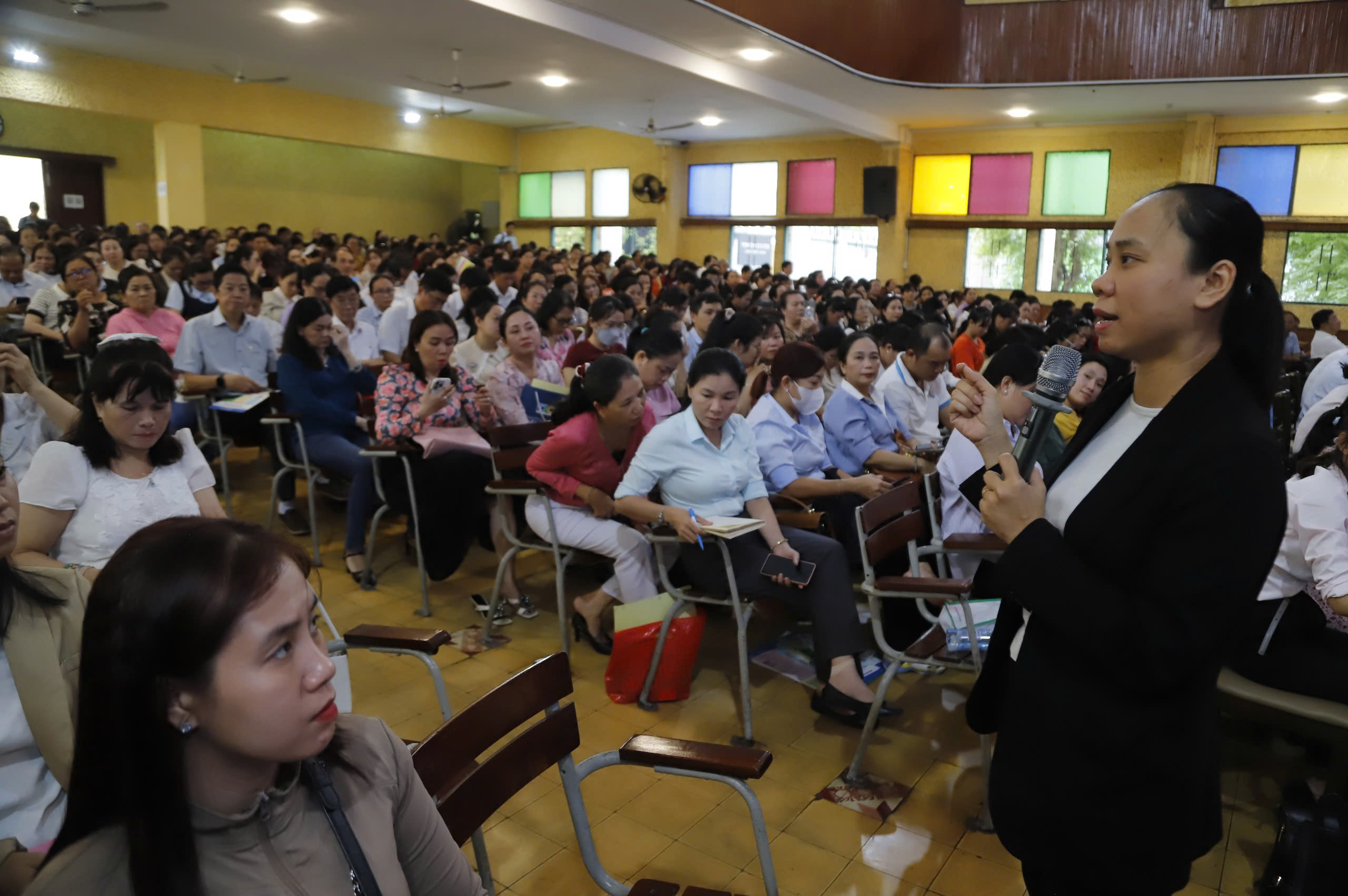 TP.HCM siết an toàn thực phẩm bữa ăn bán trú, hiệu trưởng phải tập huấn - Ảnh 2.
