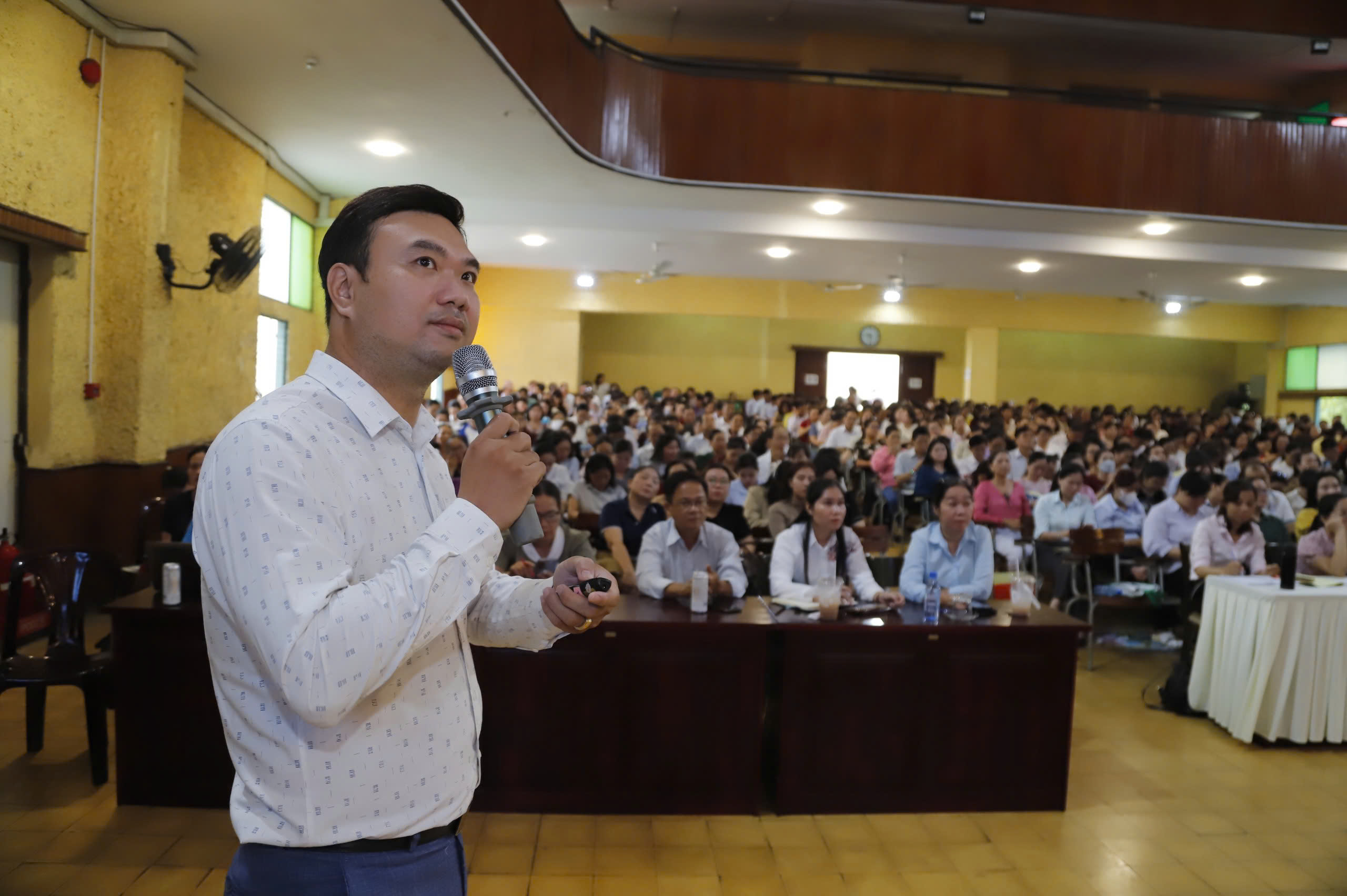 TP.HCM siết an toàn thực phẩm bữa ăn bán trú, hiệu trưởng phải tập huấn - Ảnh 1.