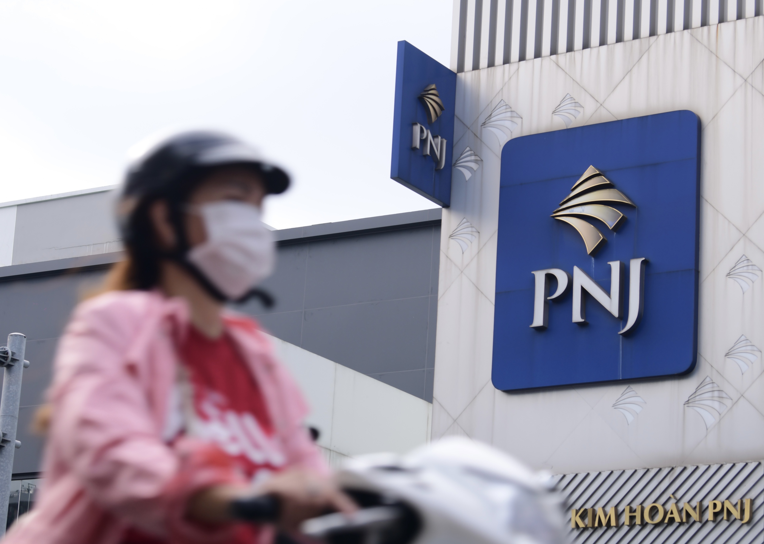 PNJ tiếp tục tăng trần, cổ phiếu Vietcap dậy sóng sau tin lãnh đạo muốn mua 31 triệu cổ phiếu - Ảnh 1.