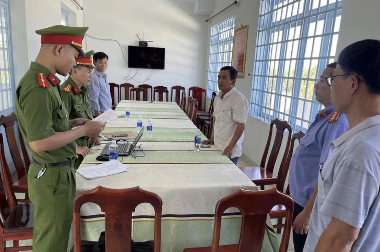 Đồng Nai: Truy tố nguyên chủ tịch, phó chủ tịch xã tiếp tay vụ lừa đảo gần 15 tỉ đồng - Ảnh 2.