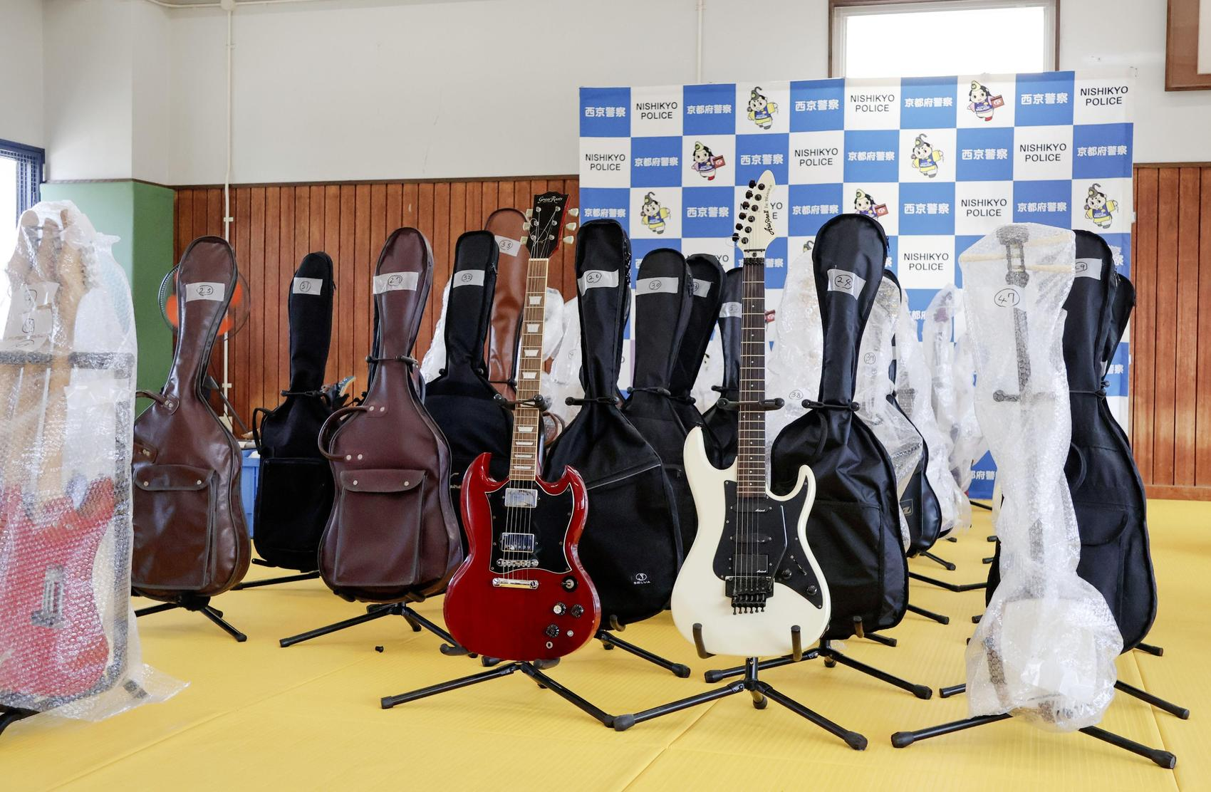 Bị bắt vì 'tra tấn' hàng xóm bằng tiếng guitar suốt 7 năm - Ảnh 1.