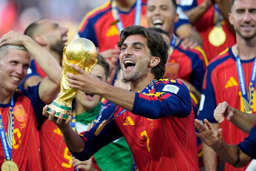 6 bản phối quần ống rộng của cầu thủ Ferran Torres - Ảnh 1.