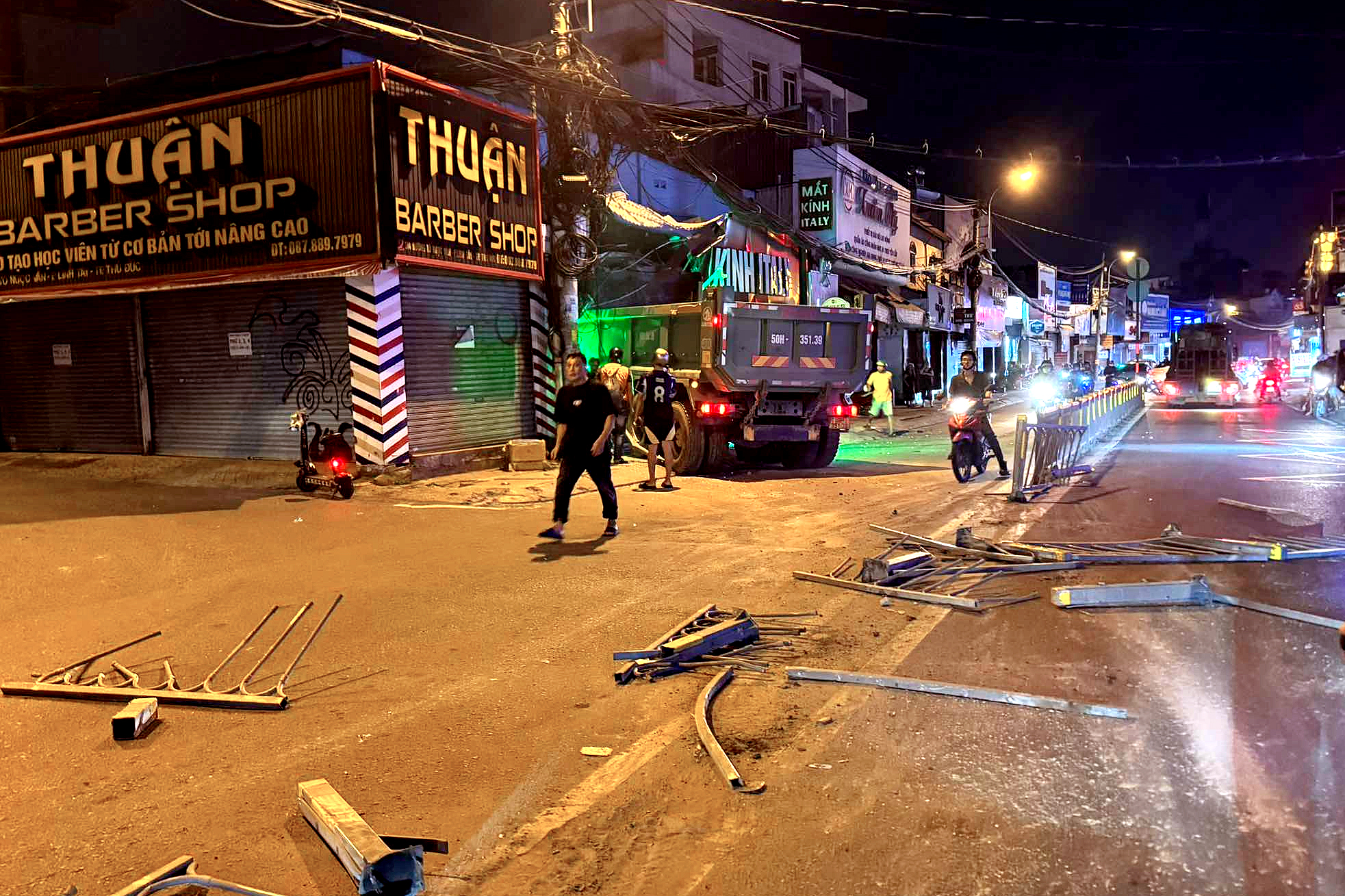 Xe ben mất lái tông sập tiệm mắt kính trên đường Tô Ngọc Vân, 4 người thoát chết - Ảnh 2.