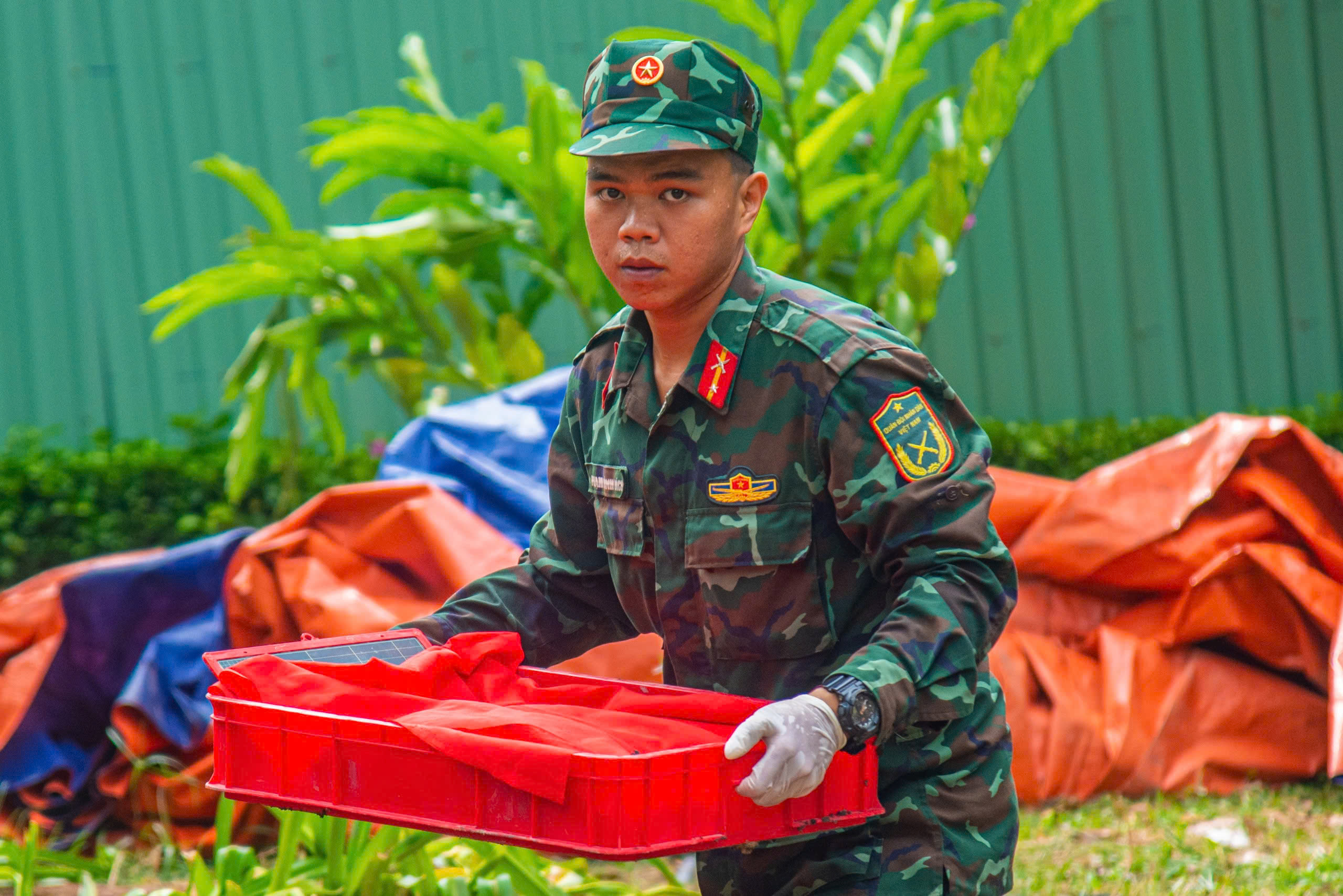 Dầm mưa đội nắng tìm thêm 19 bộ hài cốt liệt sĩ tại công viên Lê Thị Riêng - Ảnh 1.