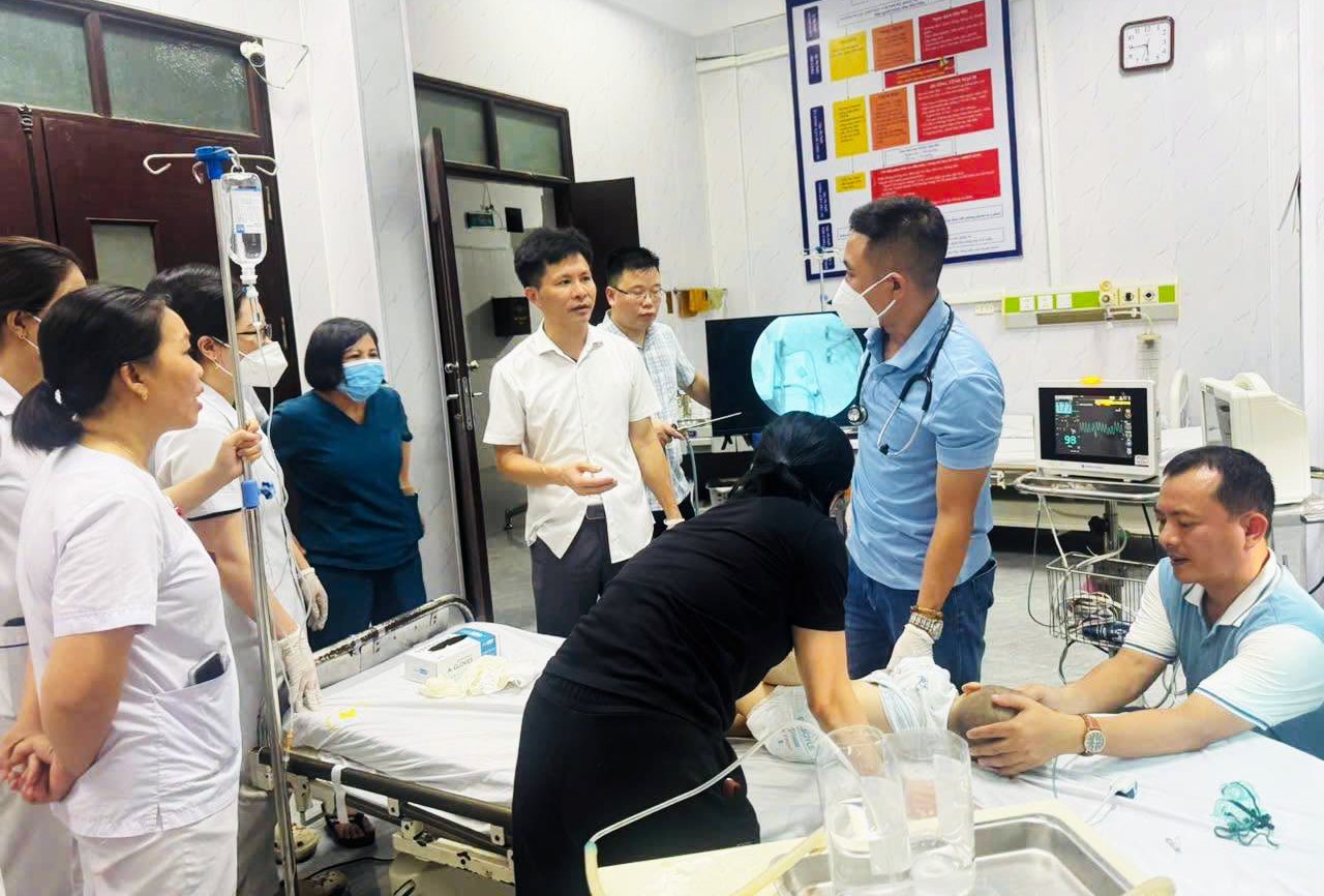 Cứu bé trai 16 tháng tuổi tím tái, suy hô hấp vì hóc hạt chôm chôm - Ảnh 1.
