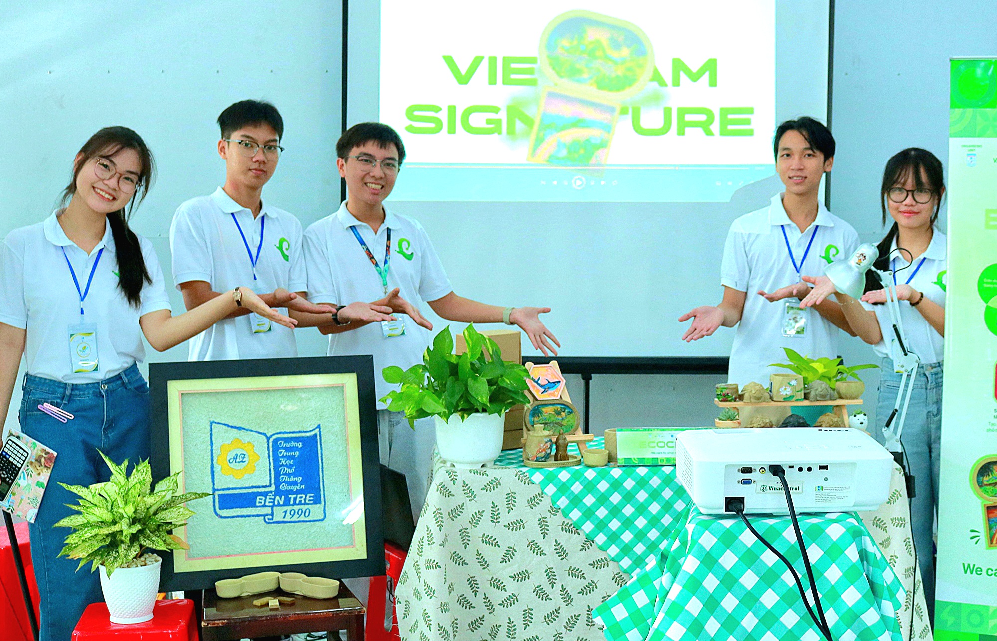 Học sinh biến mụn dừa, bã cà phê thành sản phẩm xanh - Ảnh 2.