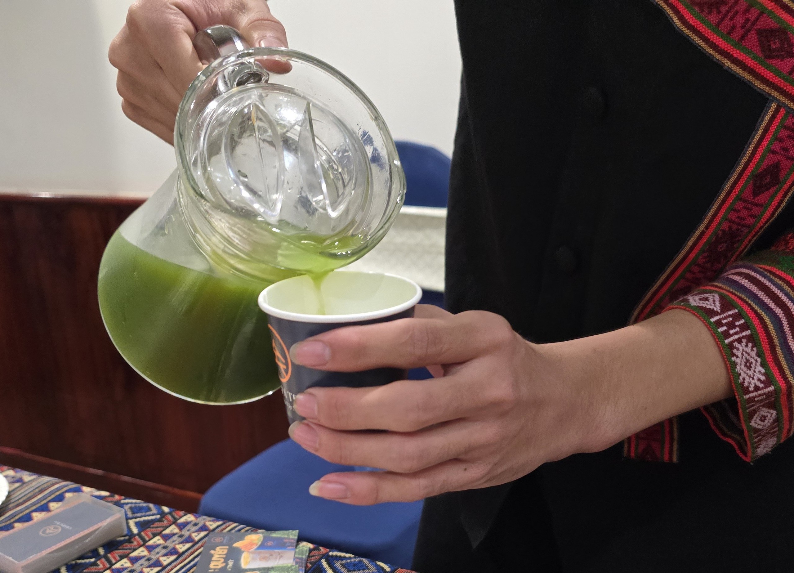Làm thử chén chè đâm xứ Nghệ thơm mát ngày hè: bí quyết ở nước đá lạnh - Ảnh 2.