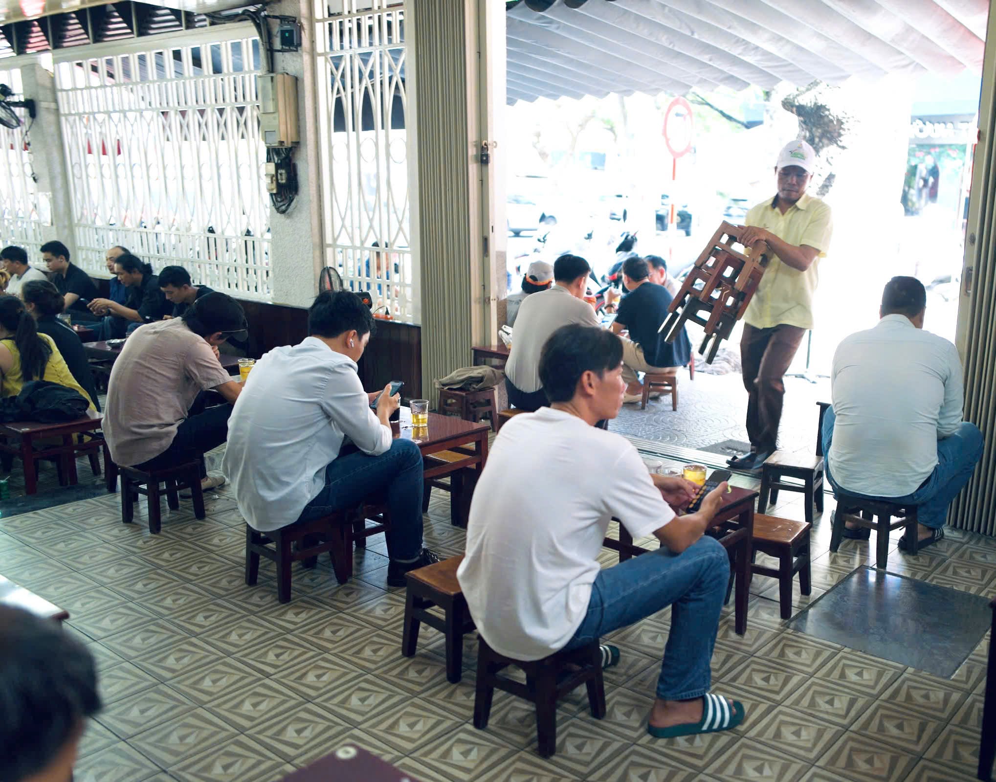 Cà phê Long, ghế đẩu và hương cà phê thơm một góc phố Đà Nẵng - Ảnh 3.