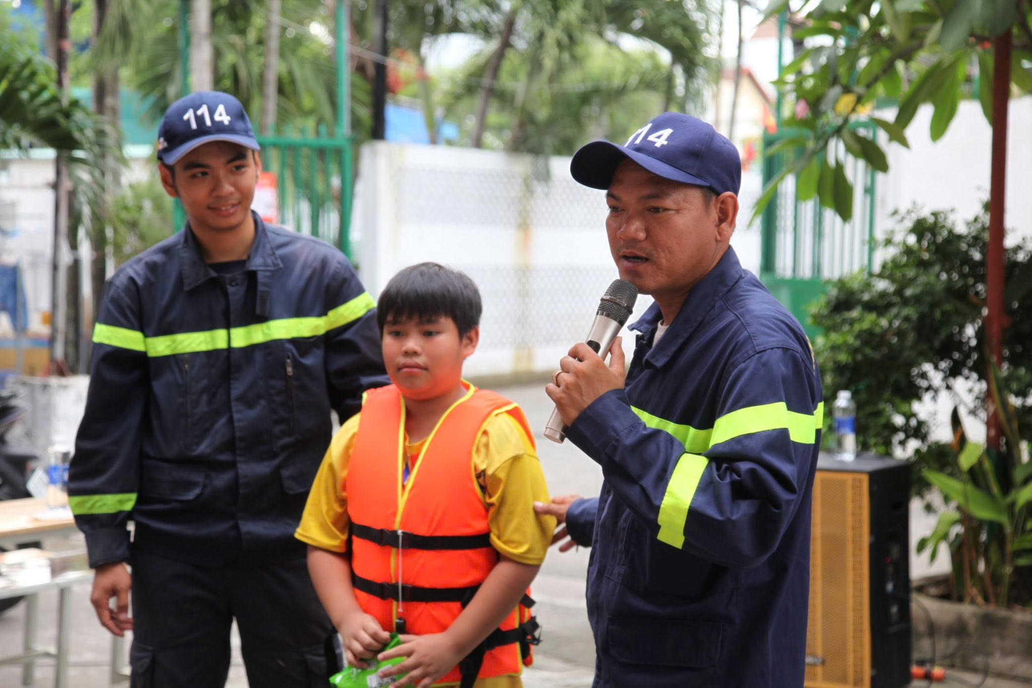 Gia sư áo xanh mang AI, vi mạch, tên lửa nước và kỹ năng sống đến thiếu nhi - Ảnh 3.