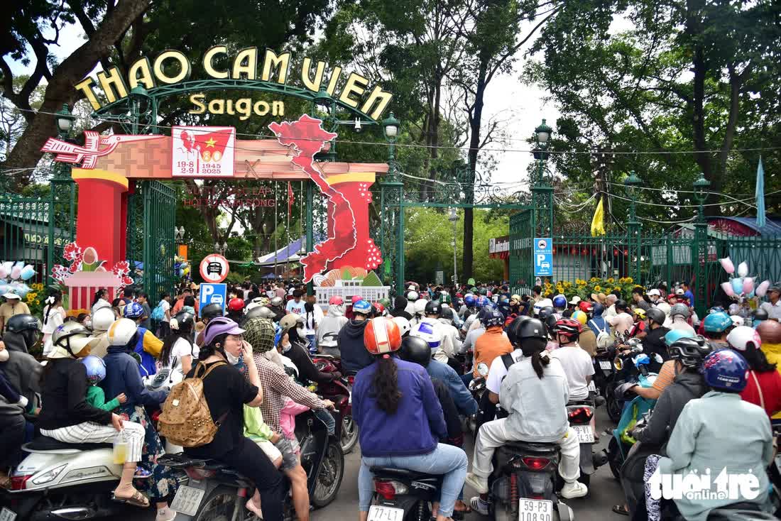 Đón gần 1,3 triệu khách, Thảo Cầm Viên thu hơn 100 tỉ đồng sau nửa năm - Ảnh 1.