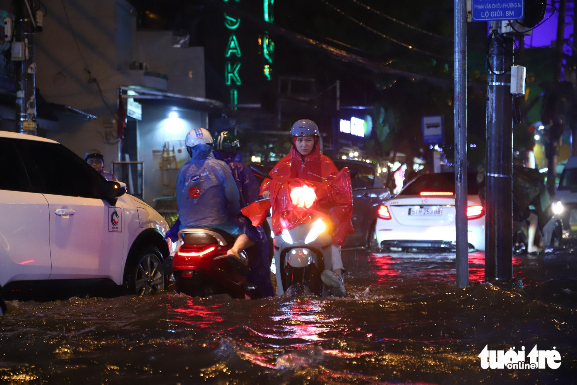 TP.HCM mưa lớn kéo dài, nhiều đường ngập nặng - Ảnh 1.