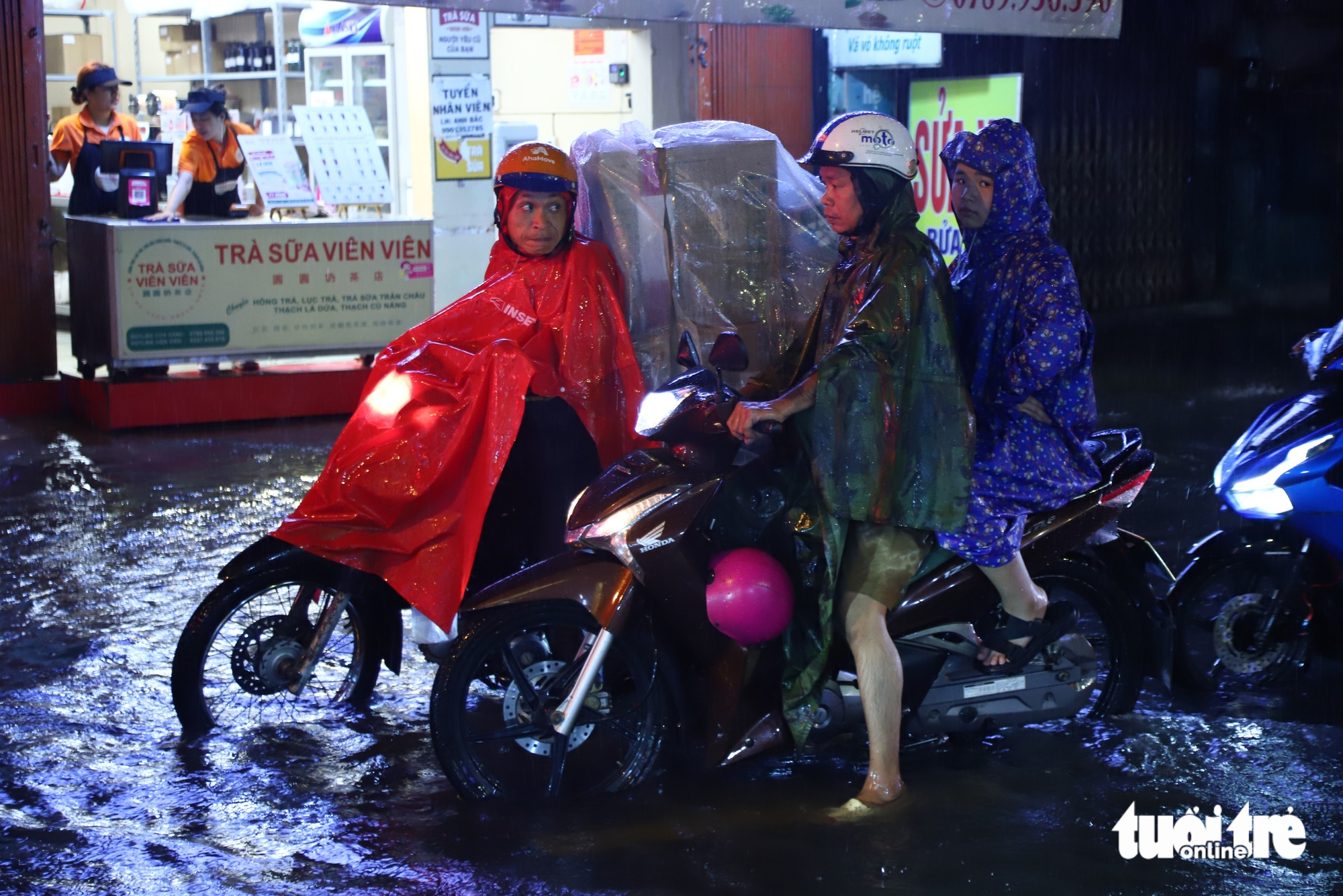 TP.HCM mưa lớn kéo dài, nhiều đường ngập nặng - Ảnh 7.