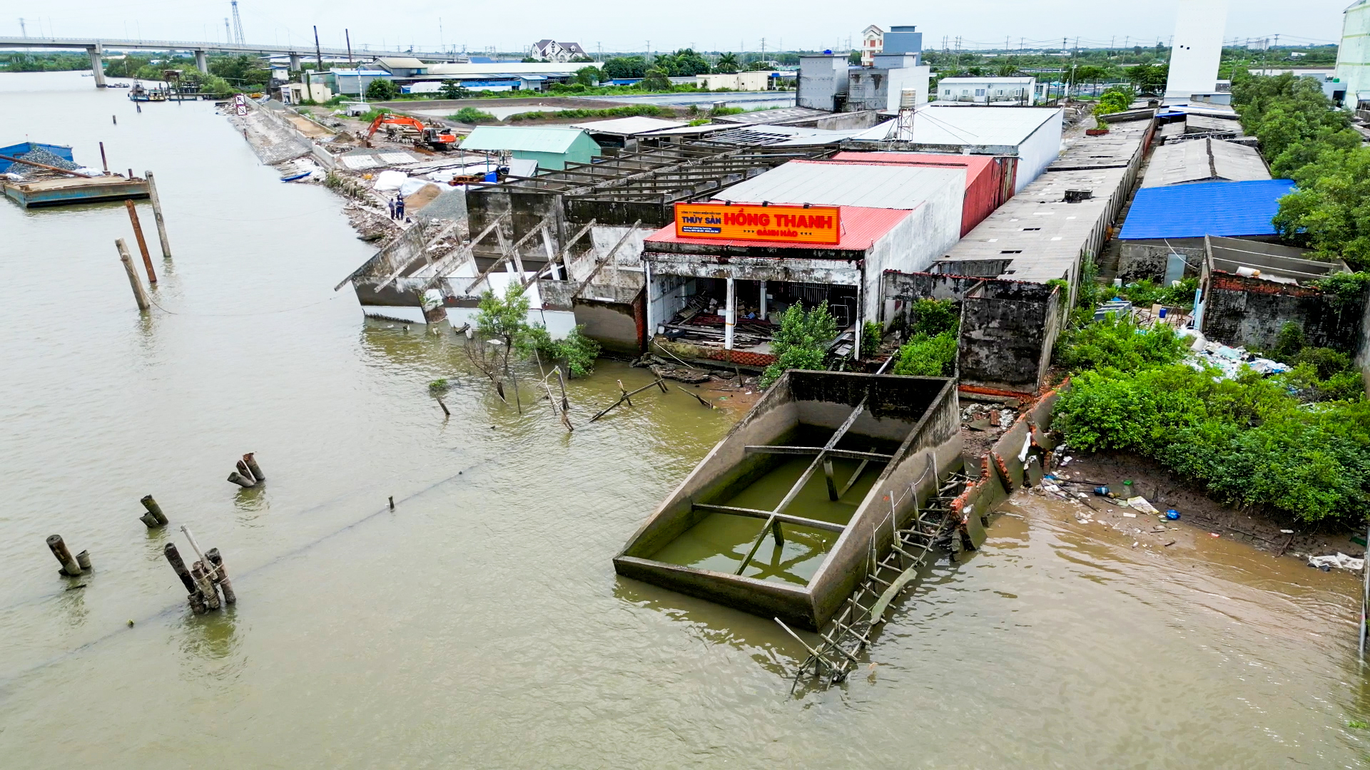 Nhiều nhà dân sạt xuống sông, kè hơn 310 tỉ đồng lại chậm tiến độ vì vướng mặt bằng - Ảnh 2.
