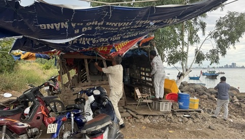 Da Nang cracks down on illegal stalls and monkey feeding on Son Tra Peninsula - Ảnh 1.