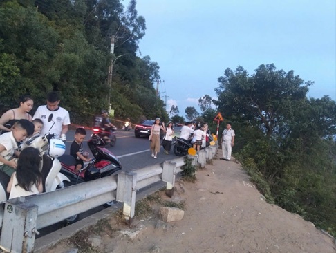 Da Nang cracks down on illegal stalls and monkey feeding on Son Tra Peninsula - Ảnh 2.